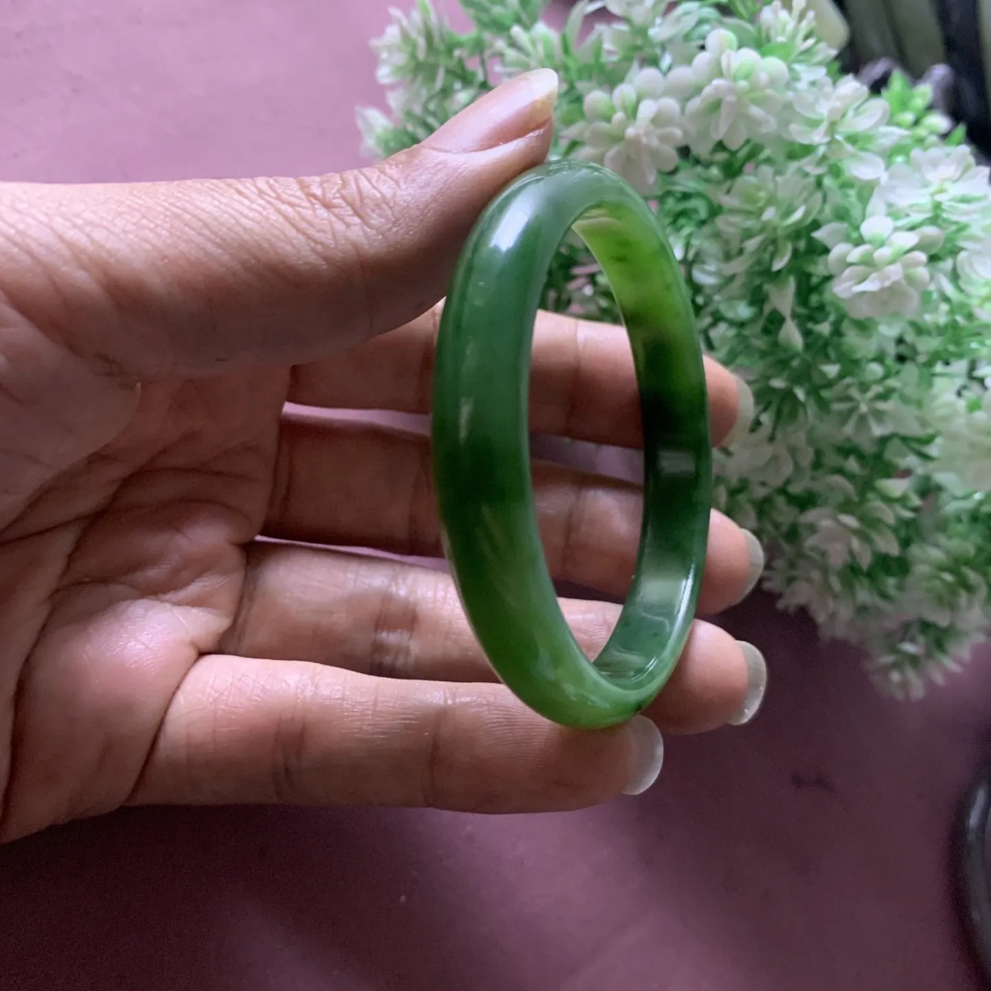 和田玉碧玉53.1圈口菠菜绿手镯，玉质细腻油润，密度紧凑，琢型圆润，高脂粉，品相大，佩戴端庄典雅