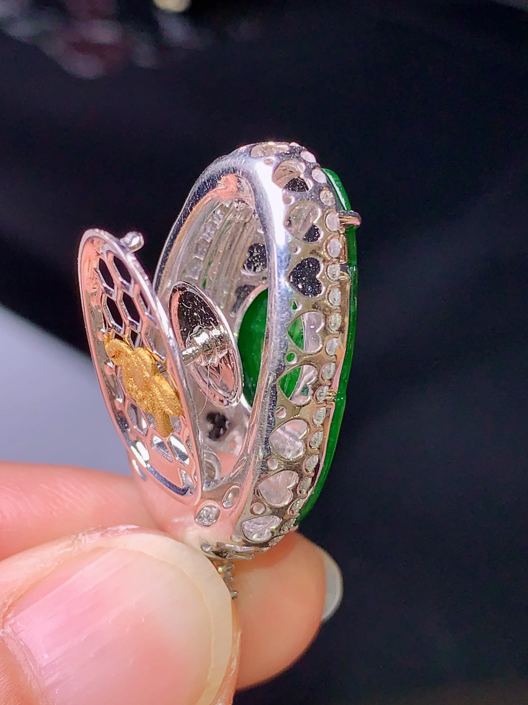 18k金钻镶嵌翠绿树叶吊坠 玉质细腻 色泽清新艳丽 整体尺寸32.5*16.2*7.8