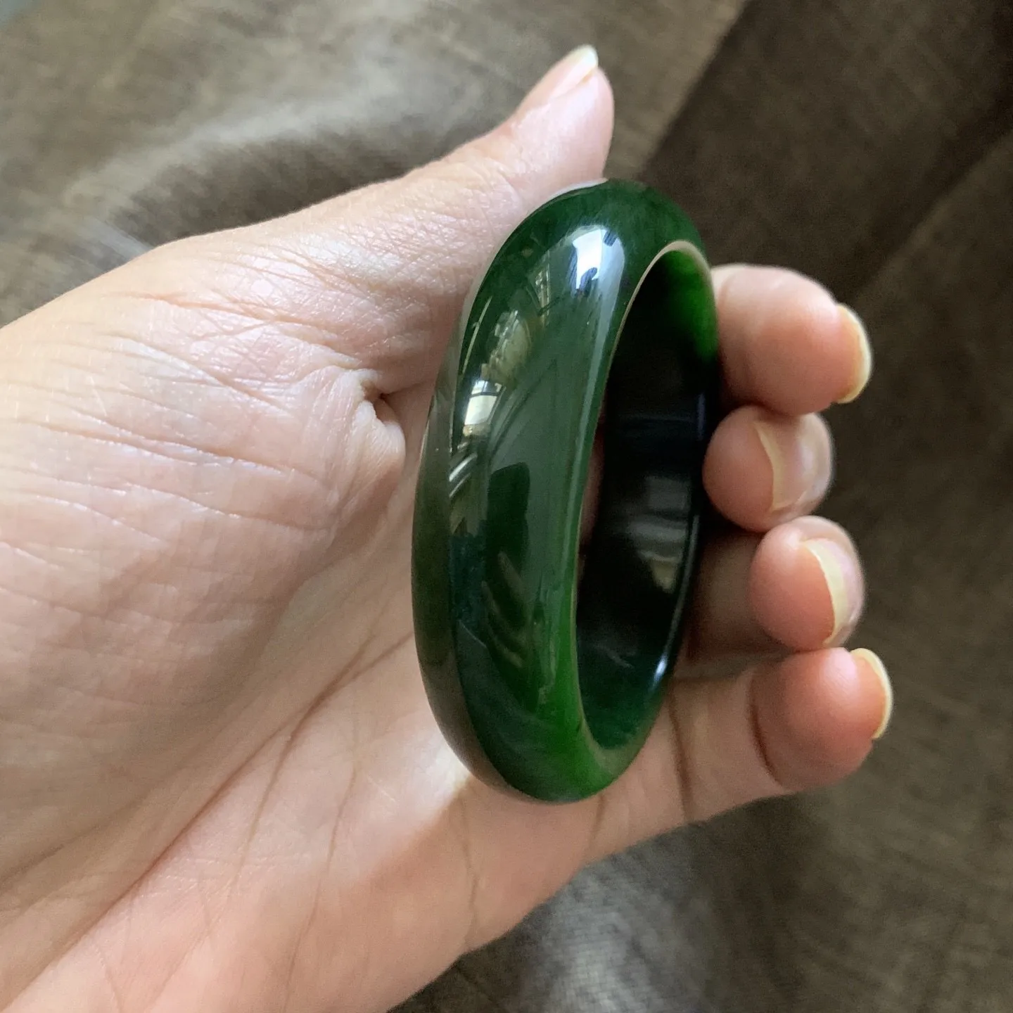 53圈口和田玉鲜菠菜绿宽版手镯【挽间柔情】，镯型古朴典雅。在诗情画意的雨巷相遇，你是我腕间的一抹风情，有你眸有深情.清风荡漾湖间静水，我愿俯身低眉，在烟波涟漪处寻你。