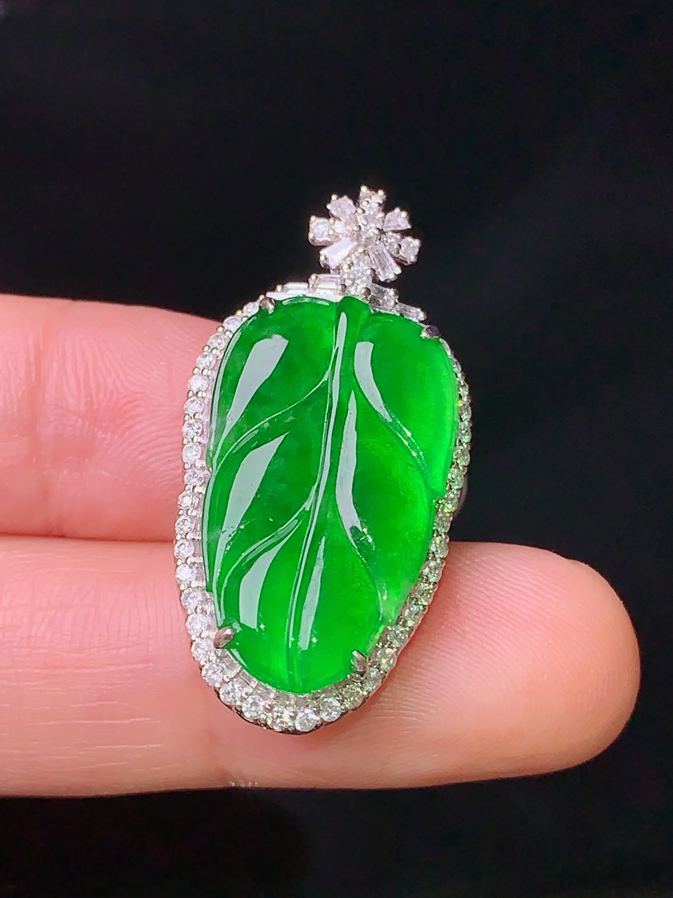 18k金钻镶嵌翠绿树叶吊坠 玉质细腻 色泽清新艳丽 整体尺寸32.5*16.2*7.8