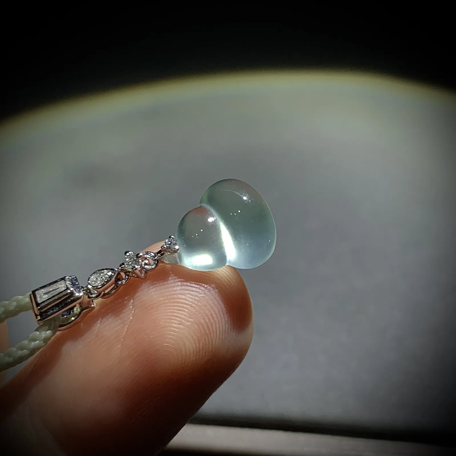 精品小葫芦吊坠，
料子干净起荧光，
裸石约11-9.2-5.5mm，
18K金，南非钻，