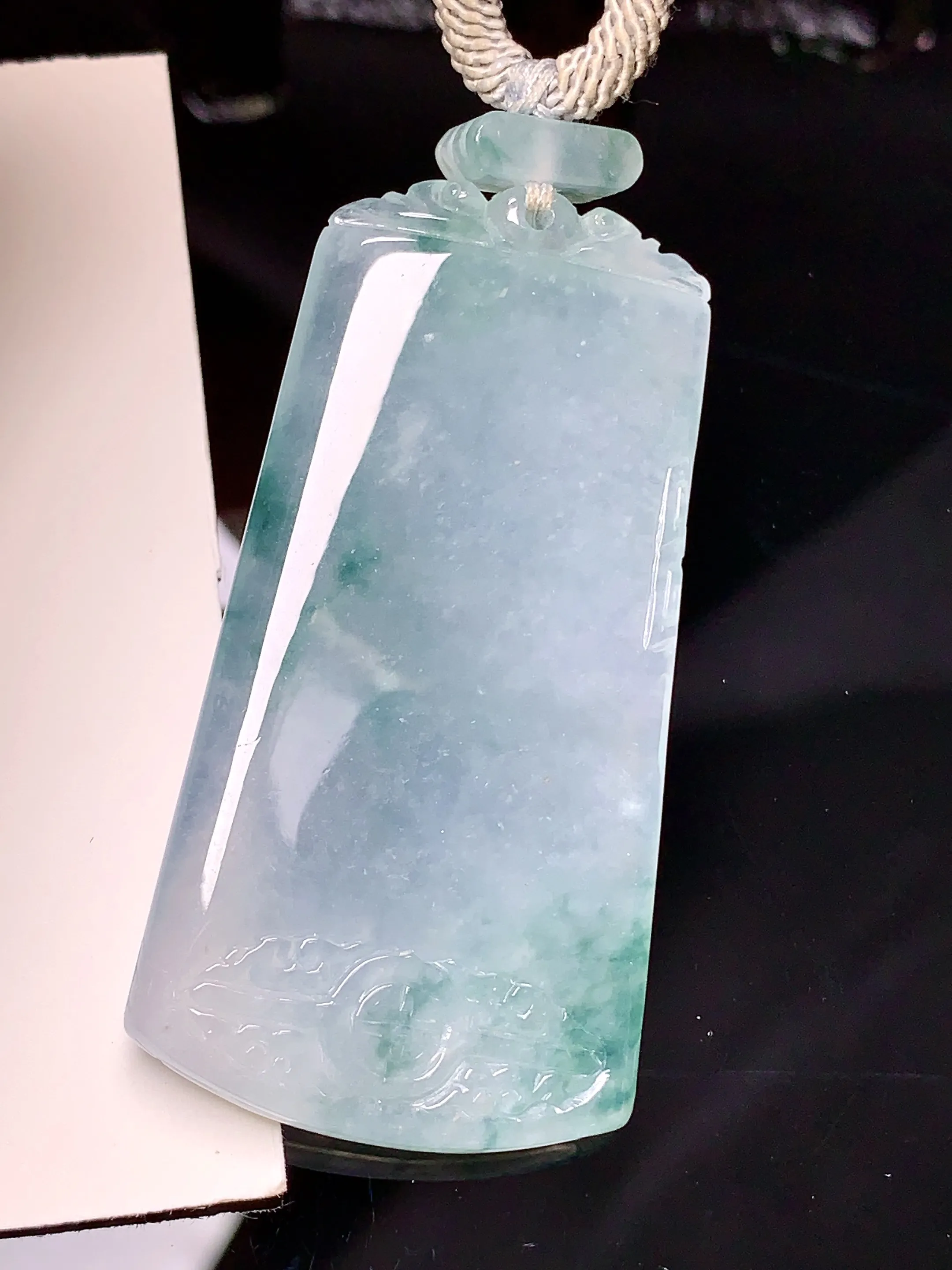 飘绿无事牌吊坠 玉质细腻 色泽清新艳丽 整体尺寸49.5*25.7*4.3