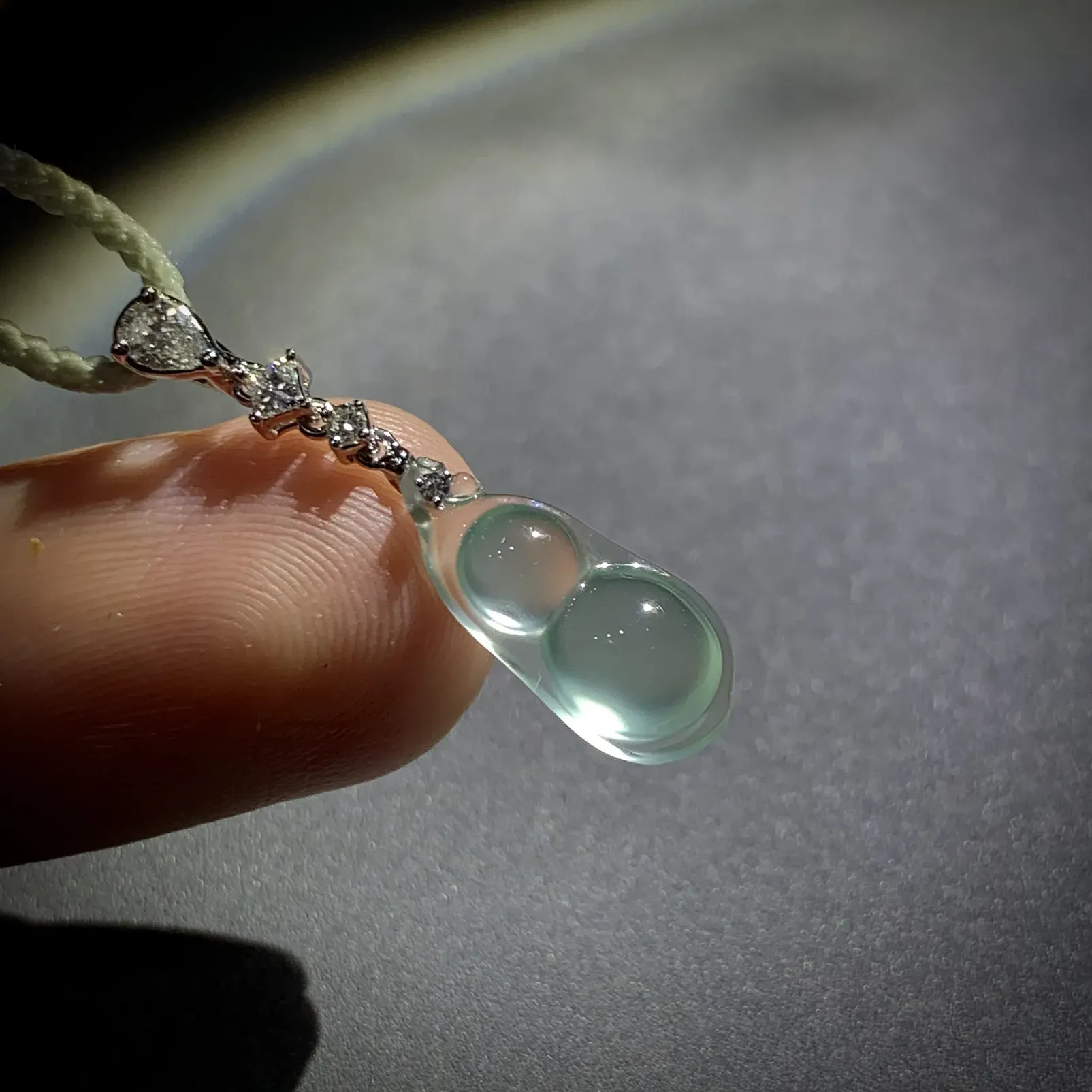 精致豆子，26.5-裸石约15-7-4.8mm，
18K金，南非钻