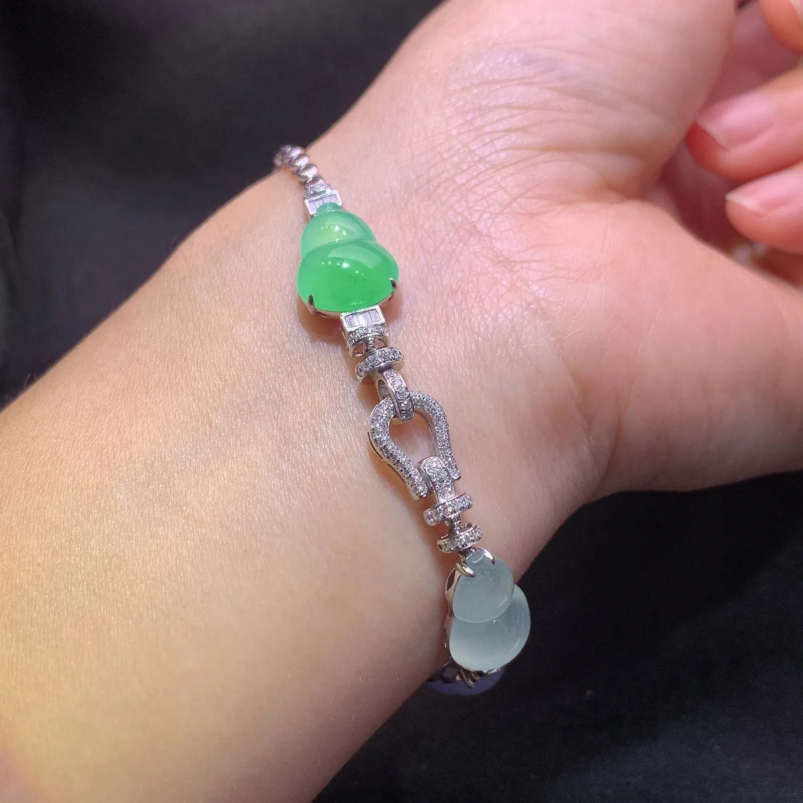 冰种三彩葫芦手链，18k金镶嵌，款式精美，冰润色阳，种水足 尺寸14.1*9.5*3.5