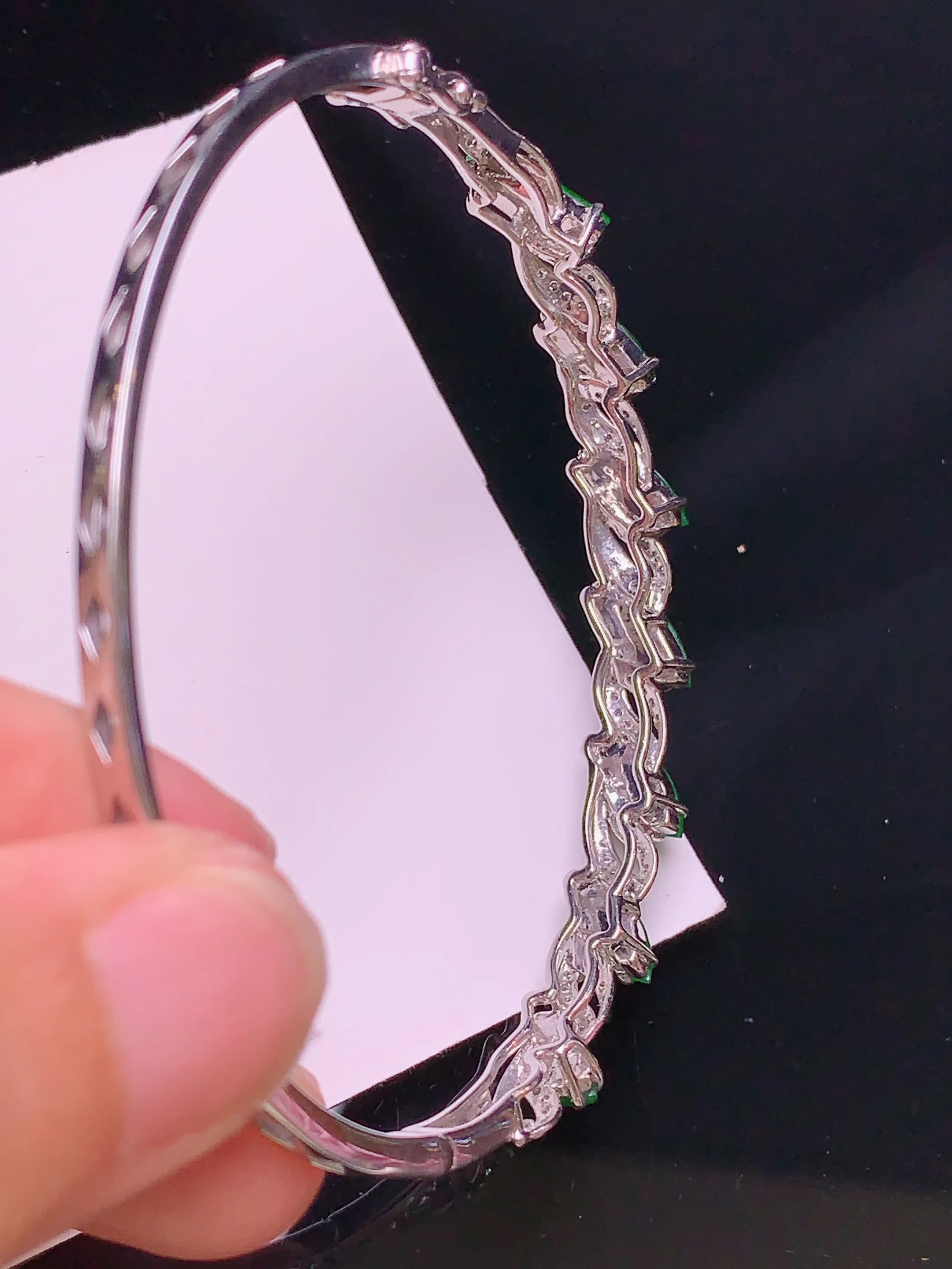 18k金钻镶嵌满绿马眼手镯 玉质细腻 色泽清新艳丽 圈口58 整体尺寸9.8*3.5*2.2