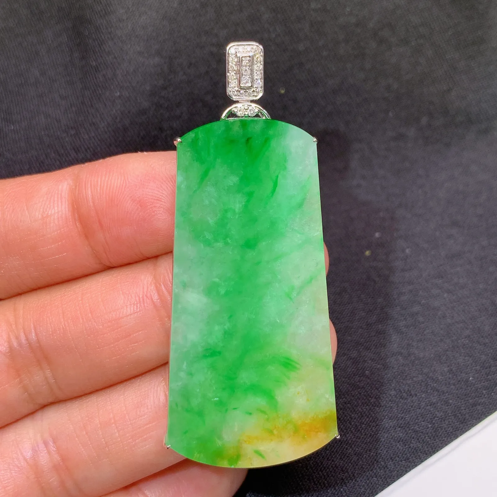 飘绿无事牌吊坠，18k金镶嵌，冰润色阳，玉质细腻 尺寸54.2*23*5.2