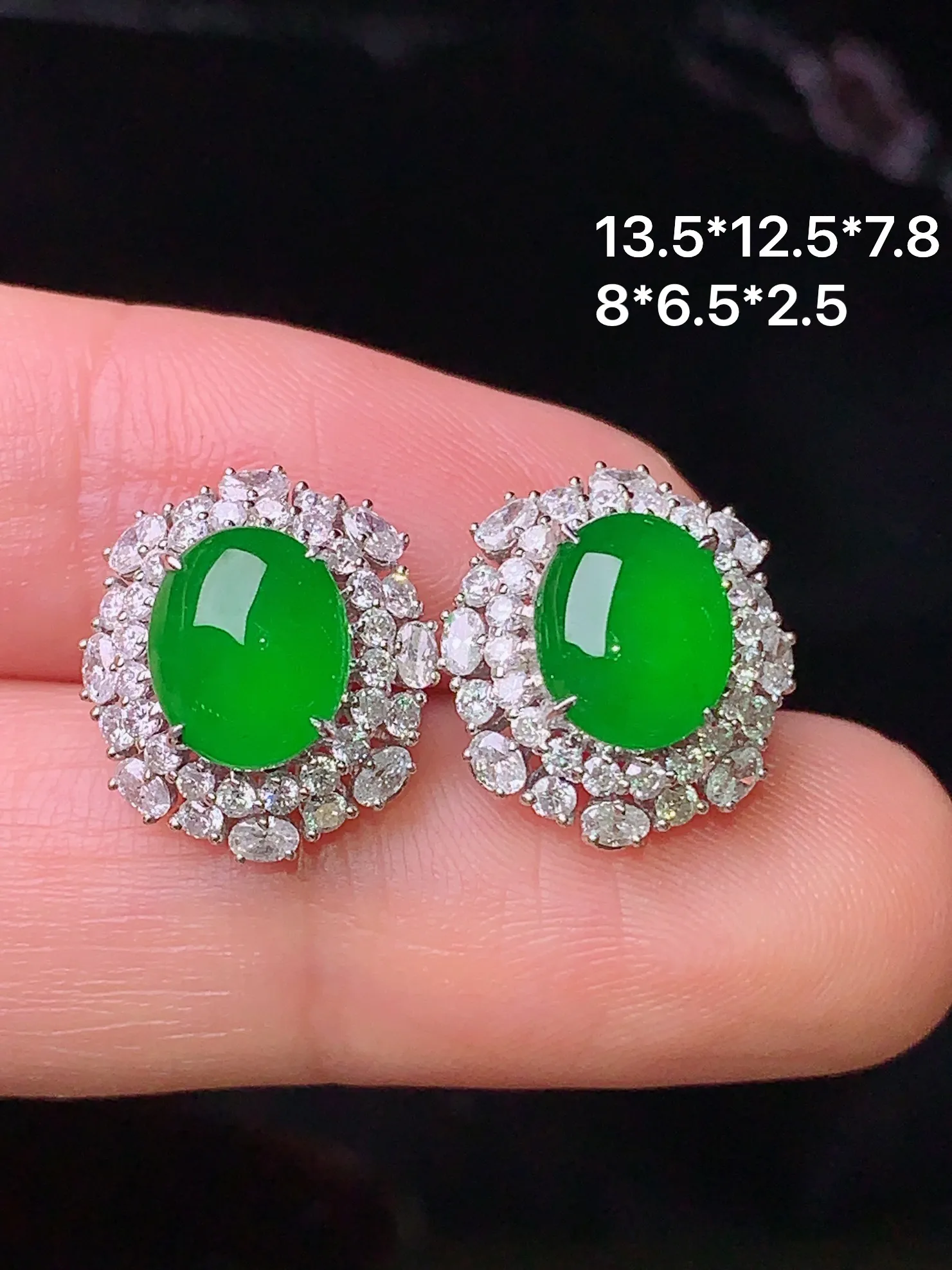 18k金钻镶嵌满绿蛋面耳钉 玉质细腻 色泽清新艳丽 整体尺寸13.5*12.5*7.8