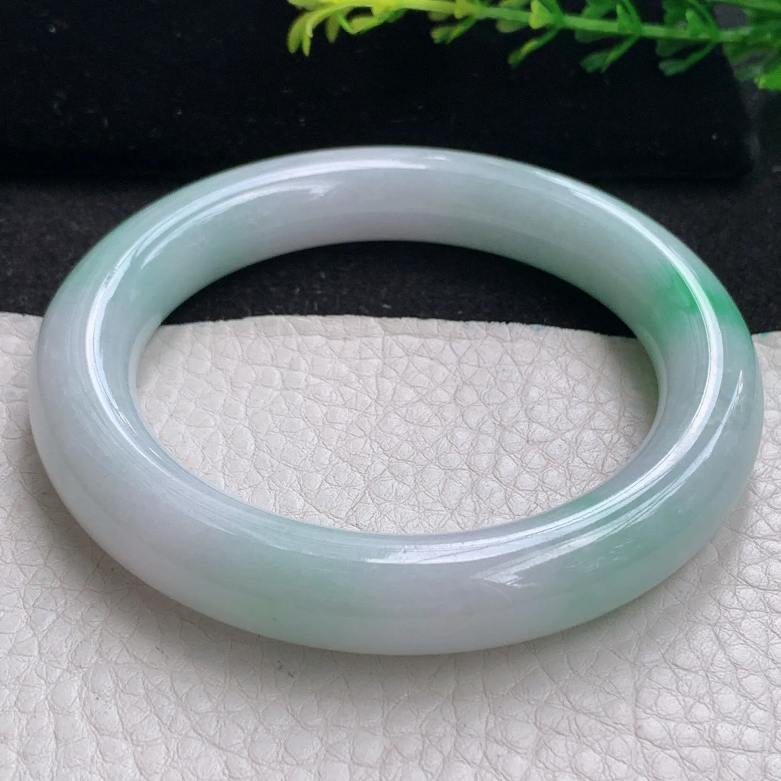 js自然光56*11.2*10.8美人镯 缅甸翡翠a货飘阳绿圆条玉手镯 玉手环