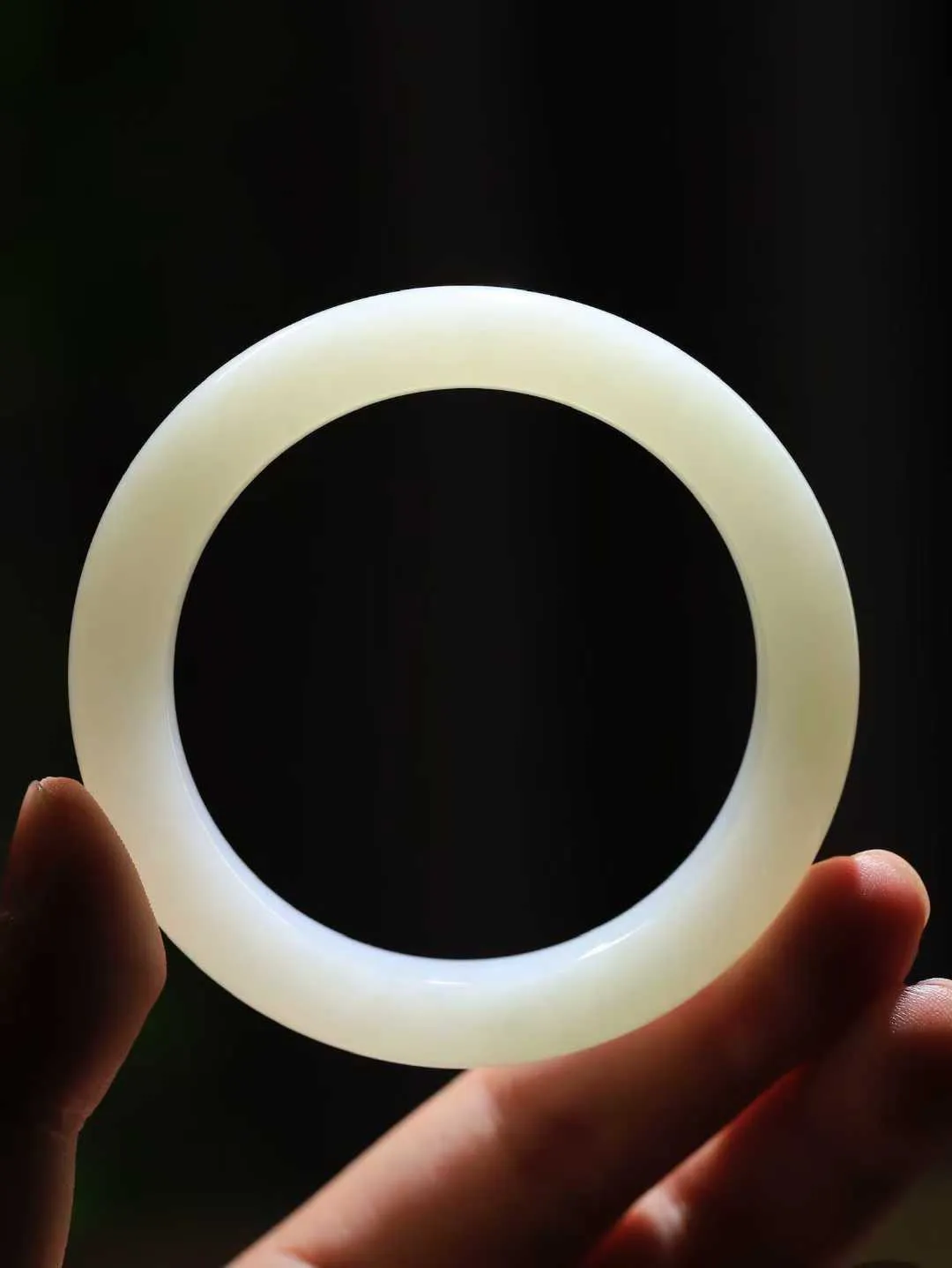 （一见倾心.手镯）

精品️和田玉白玉手镯，玉质温润细腻 油性十足 手感舒适，高华雅逸，线条流畅，简约大气，美自天成，素雅高贵。佩戴于腕间，婉约之美，举手投足间透出那低调奢华。重57.5克  尺寸54.5-12.3-9.8mm FDA79110326