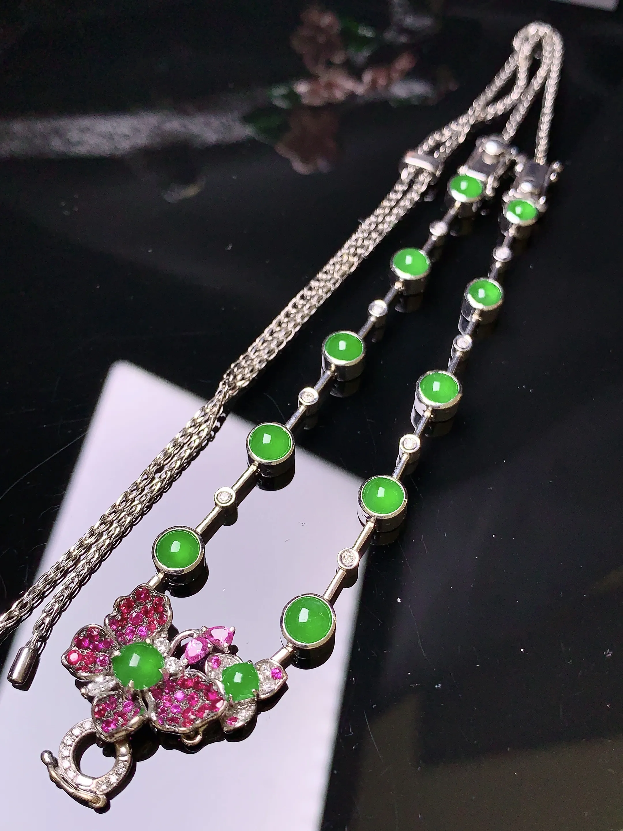 18k金钻镶嵌满绿蛋面项链手链两用款 玉质细腻 色泽清新艳丽 整体尺寸16*15.6*5