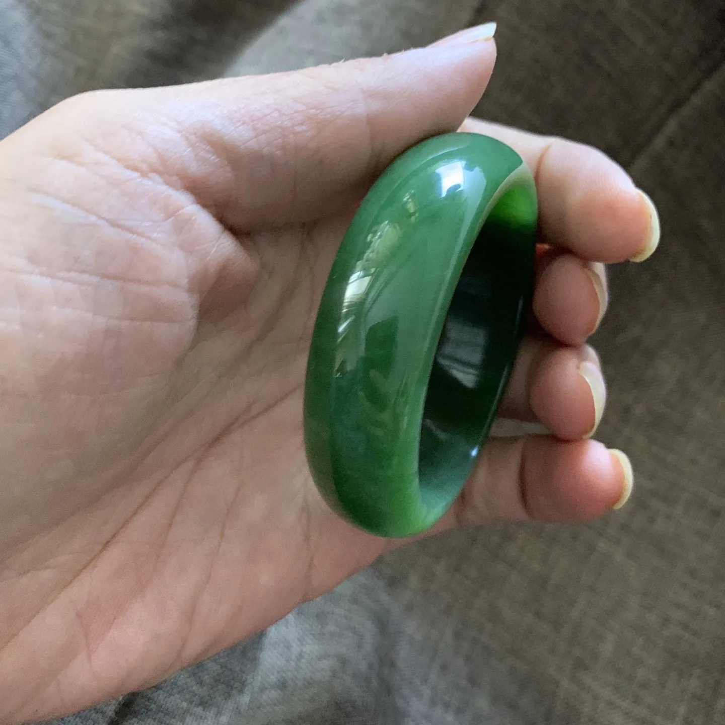 50.9圈口和田玉碧玉阳绿色宽版手镯【挽间柔情】，镯型古朴典雅。在诗情画意的雨巷相遇，你是我腕间的一抹风情，有你眸有深情.清风荡漾湖间静水，我愿俯身低眉，在烟波涟漪处寻你