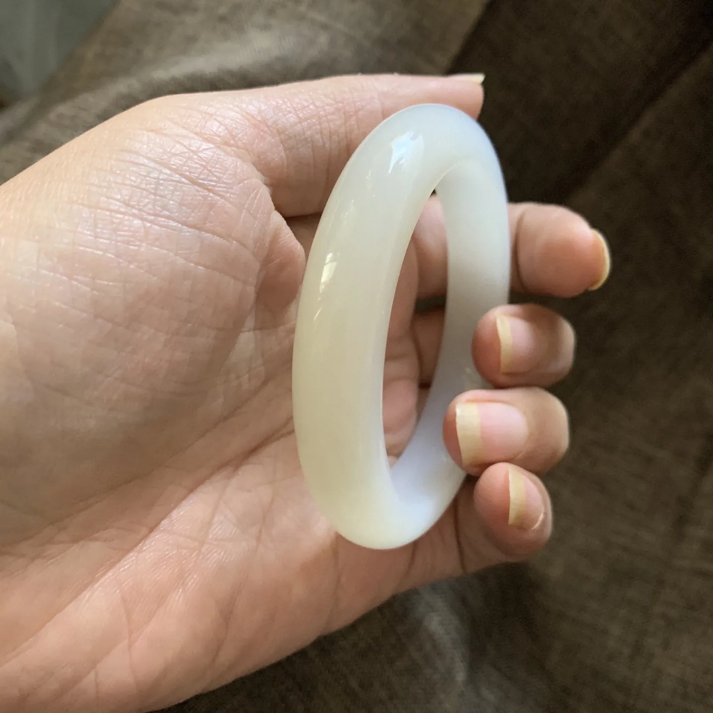 57圈口和田玉蜂蜜水手镯【挽间柔情】，镯型古朴典雅。在诗情画意的雨巷相遇，你是我腕间的一抹风情，有你