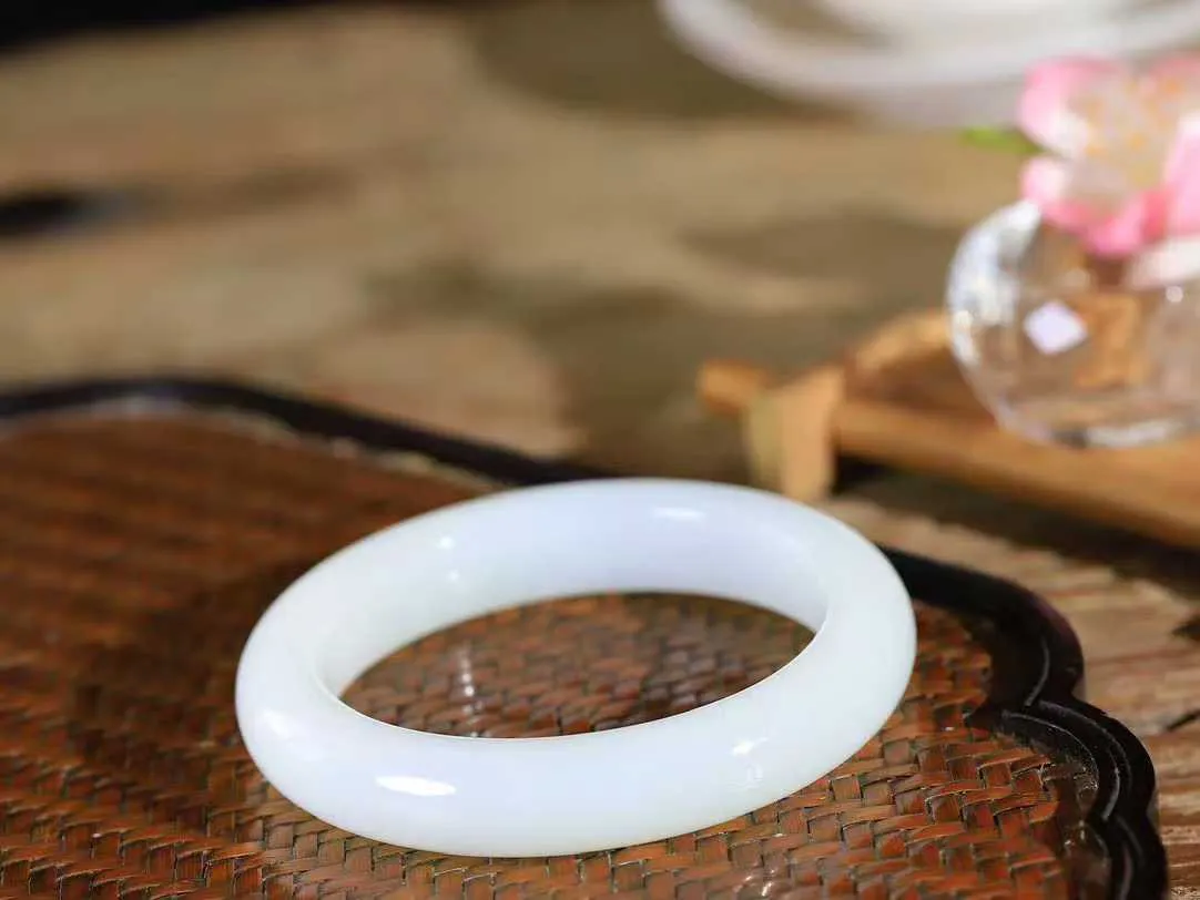 （一见倾心.手镯）

精品️和田玉白玉手镯，玉质温润细腻 油性十足 手感舒适，高华雅逸，线条流畅，