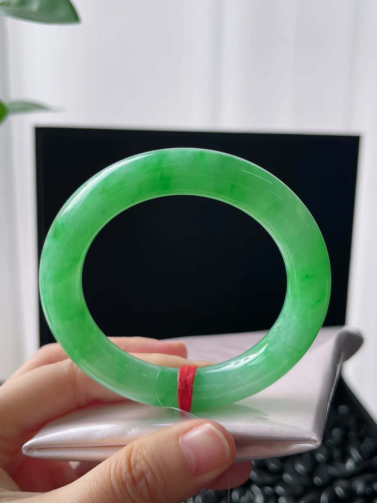 圆镯53.2圈口，翡翠冰糯种绿色手镯