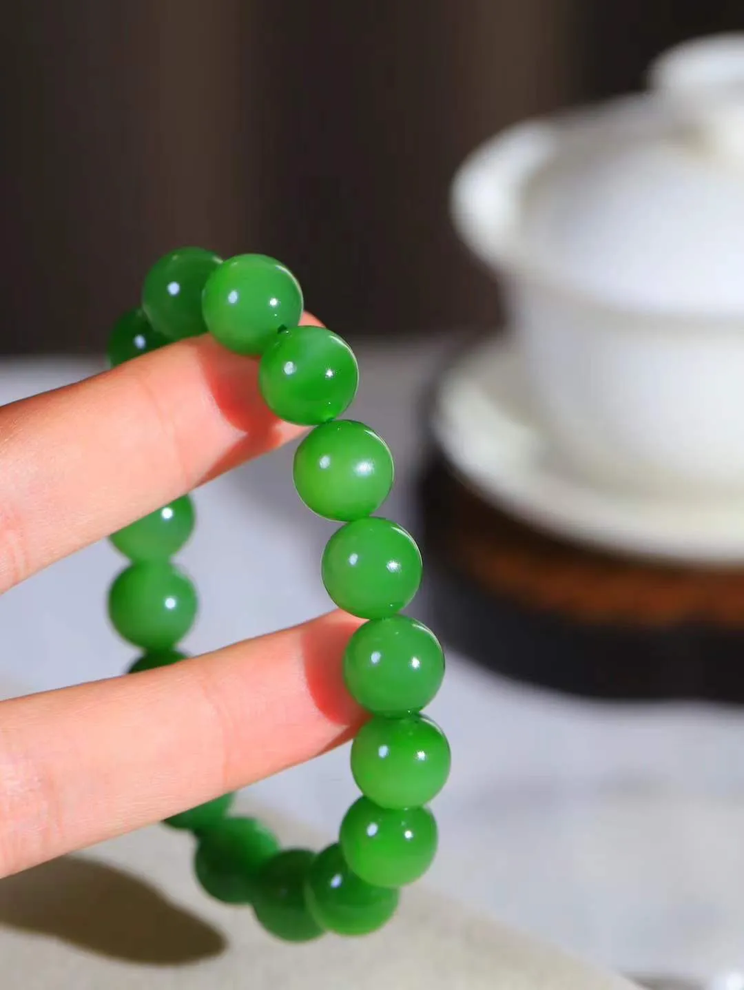 【珠圆玉润.手串】

精品和田玉碧玉珠圆玉润手串 玉质温润细腻  整串打磨圆润，佩戴舒适。珠珠落玉盘，间关莺语花底滑，一生美好时光，无论身在何处，都有它相伴相守。事事顺遂，幸福美满，吉祥如意。重43.8克   尺寸取一11.7mm   FDL-69115900