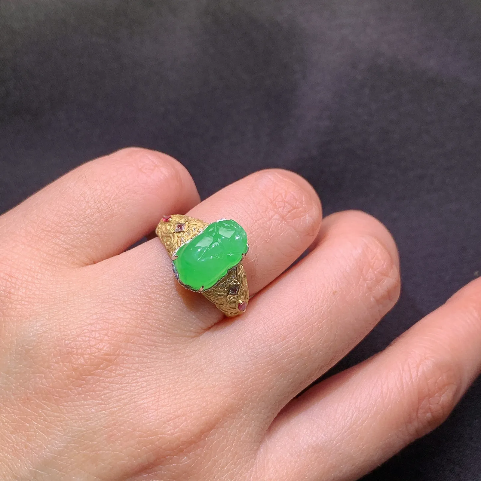 甜阳绿貔貅戒指，18k金镶嵌，简约时尚，冰润色阳，种水足 圈口15 裸石12.5*8*4.7