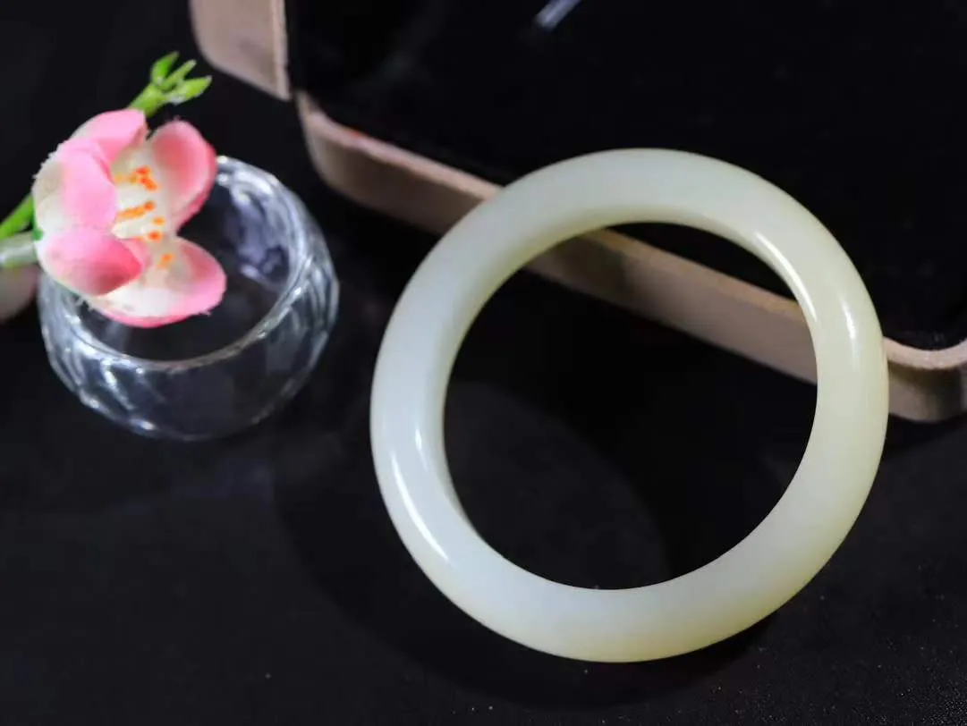 [温润如玉.手镯]

精品和田玉蜂蜜水手镯。玉质温润细腻 油性十足 手感舒适，高华雅逸，线条流畅，简约大气，美自天成，素雅高贵。佩戴于腕间，婉约之美，举手投足间透出那份低调奢华。重46.7克 内径50.5mm尺寸12.5-8.3mm FDA-121101000