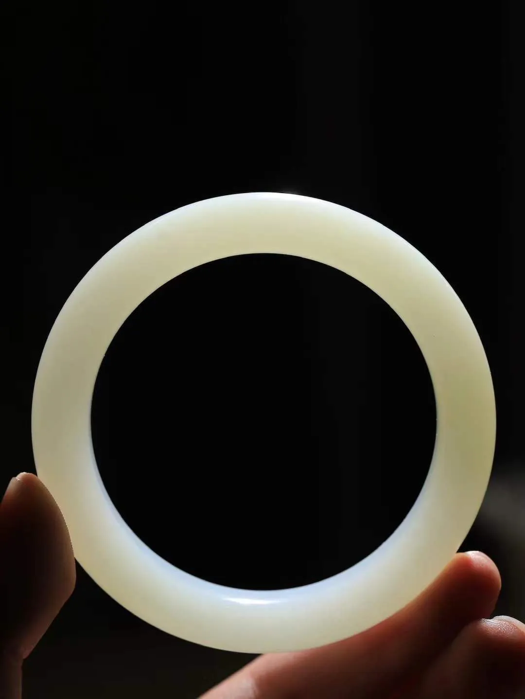 （一见倾心.手镯）

精品️和田玉白玉手镯，玉质温润细腻 油性十足 手感舒适，高华雅逸，线条流畅，简约大气，美自天成，素雅高贵。佩戴于腕间，婉约之美，举手投足间透出那低调奢华。重67克  尺寸59-12.5-10mm FDA791101026