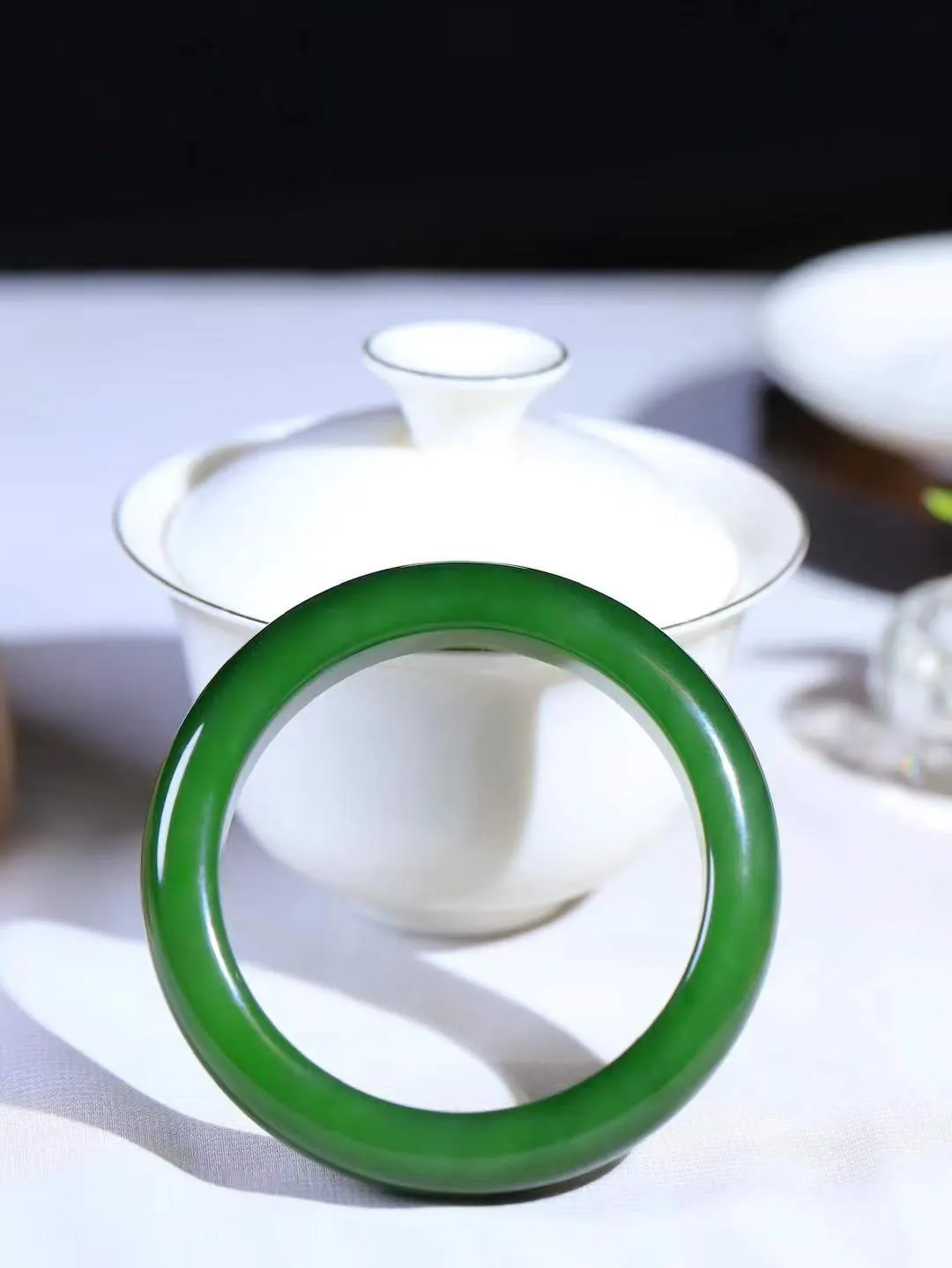 【腕间柔情.手镯】   

收藏传家级臻品️和田玉碧玉手镯 玉质温润细腻 油性十足 古朴秀雅 轻抚岁月的栏杆软香温玉，腕间玉镯轻轻晃动，令人情动心间，撷一缕月末的芬芳，把心思铺陈，时光静美，惟有你最温柔。重65克   尺寸55-13.6-9mm  461101000A