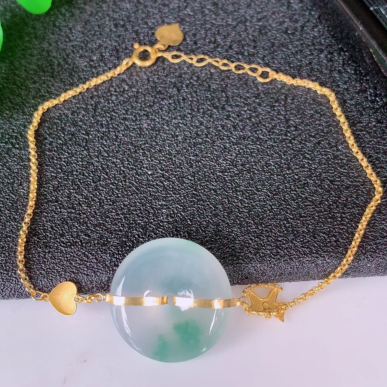 自然光实拍 18k金镶嵌冰种飘花翡翠平安扣手链，沁人心脾，豪华镶嵌而成，手链佩戴效果大气出众，尽显气质。翡翠种水好，胶感足，颜相当漂亮，高性价比，值得入手品鉴！#1.10平安扣尺寸17.*4