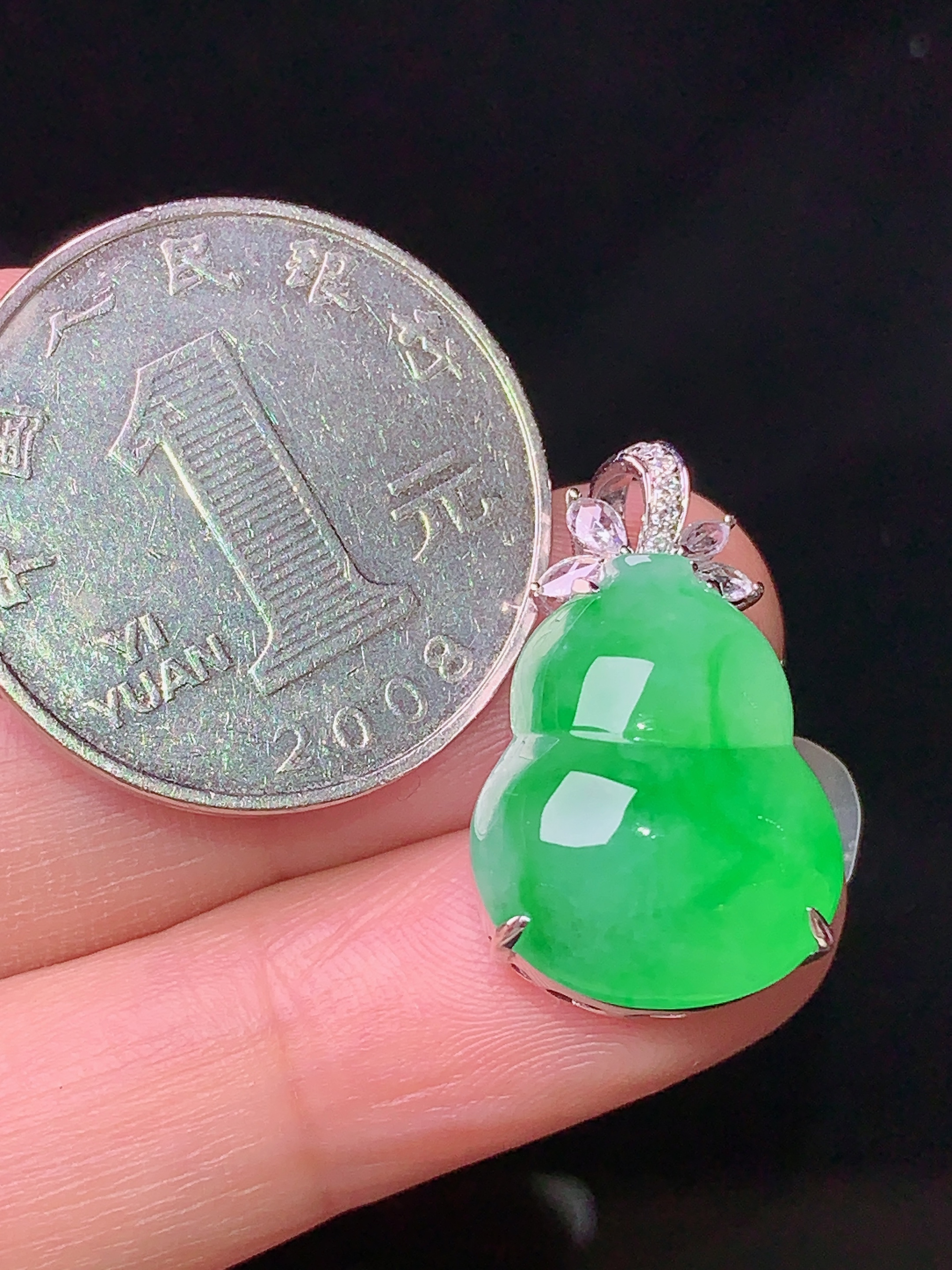 18k金钻镶嵌翠绿葫芦吊坠 玉质细腻 色泽清新艳丽 整体尺寸23.5*14.3*9