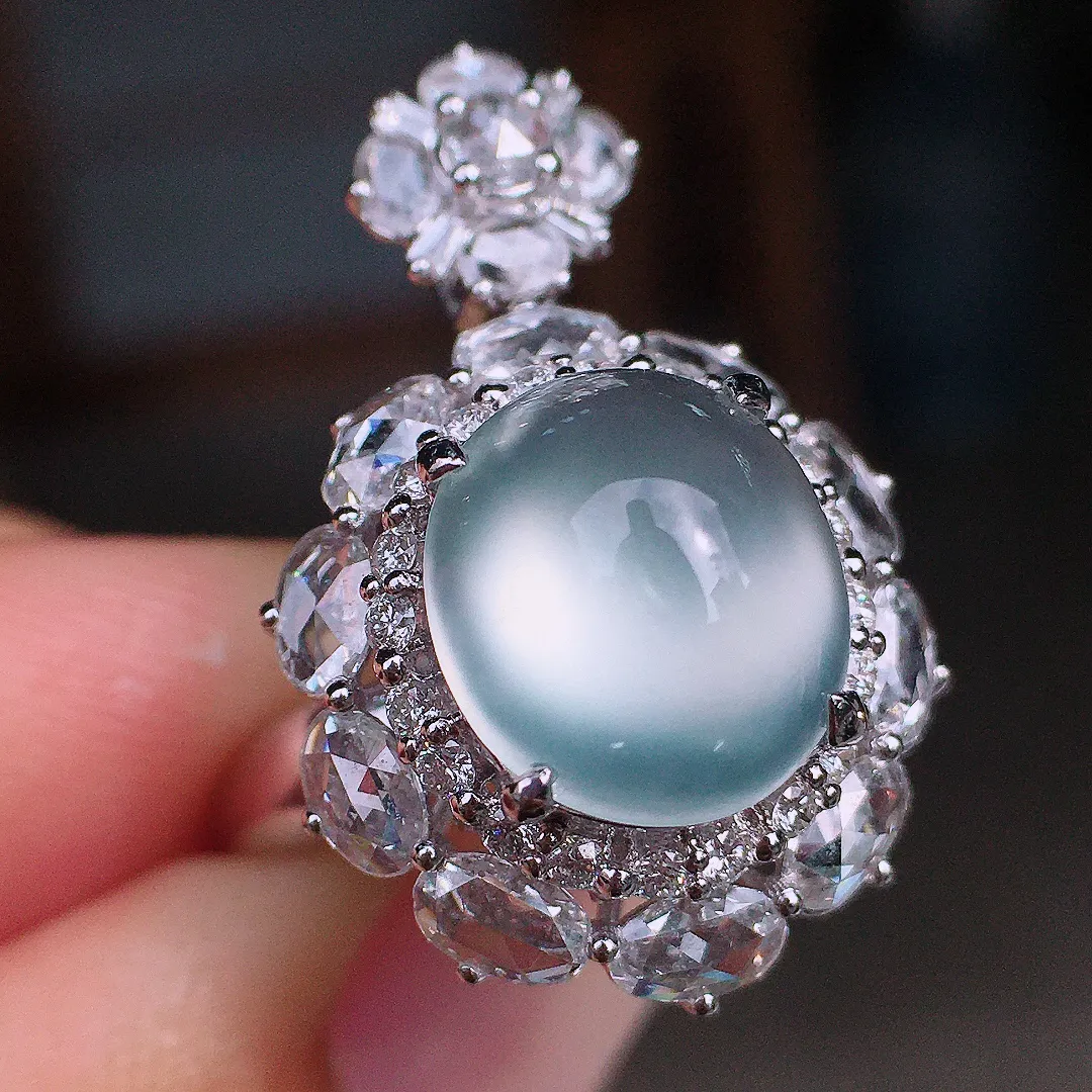 玻璃种蛋面戒指/吊坠两用款，玉质细腻，荧光感超
强，饱满圆润，尽显优雅气质，18k
金豪华镶嵌