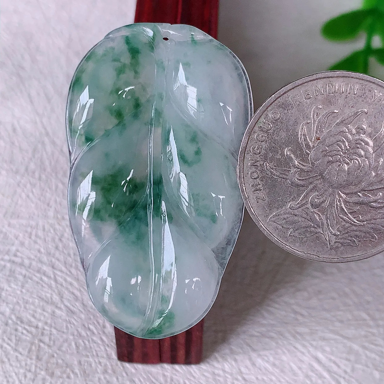 自然光实拍，冰种飘花翡翠叶子吊坠 ，种水足，色泽清新，工艺精湛，叶子寓意美好；金枝玉叶，事业有成。#57.10