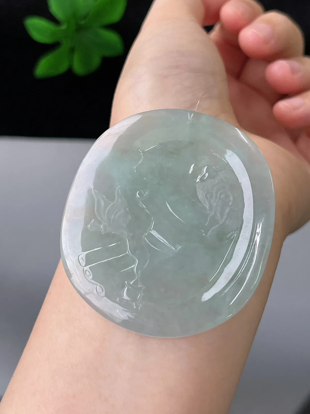 翡翠冰糯种淡绿色吊坠