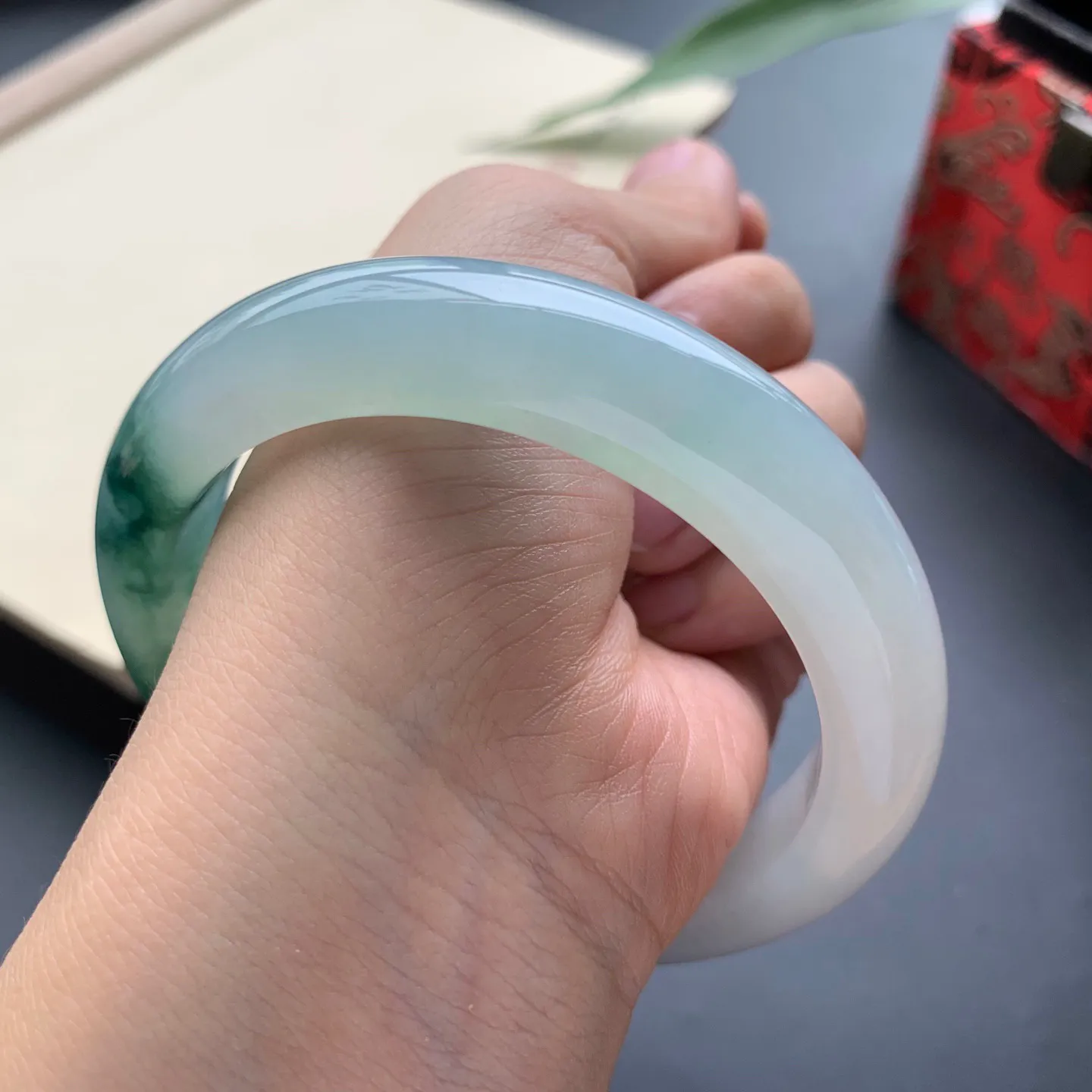 60.2大圈口飘花正圈手镯 尺寸：60.2-12.5-9.6，无纹裂，花色浓郁，版型厚装