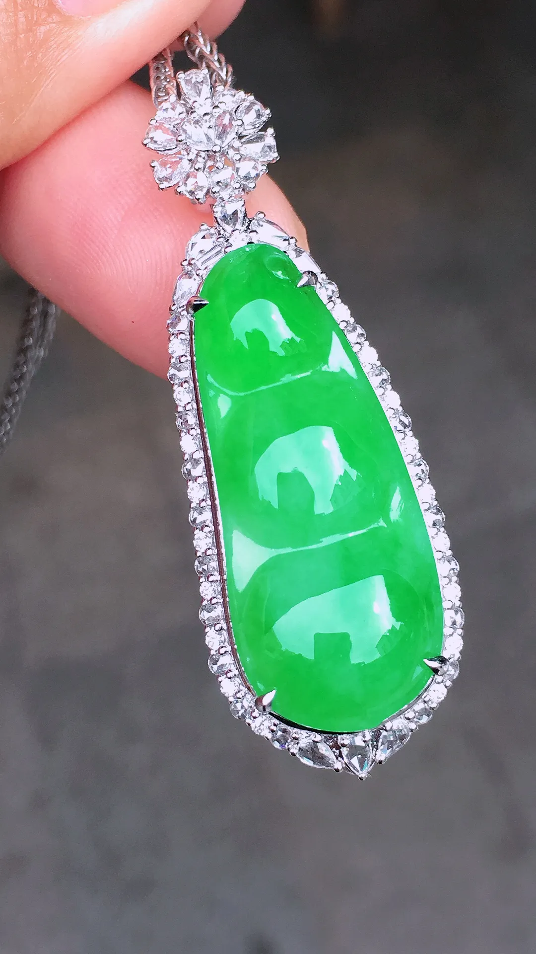 阳绿福豆吊坠，色泽均匀艳丽，玉质细腻，荧光感超
强，饱满圆润，尽显优雅气质，18k
金豪华镶嵌