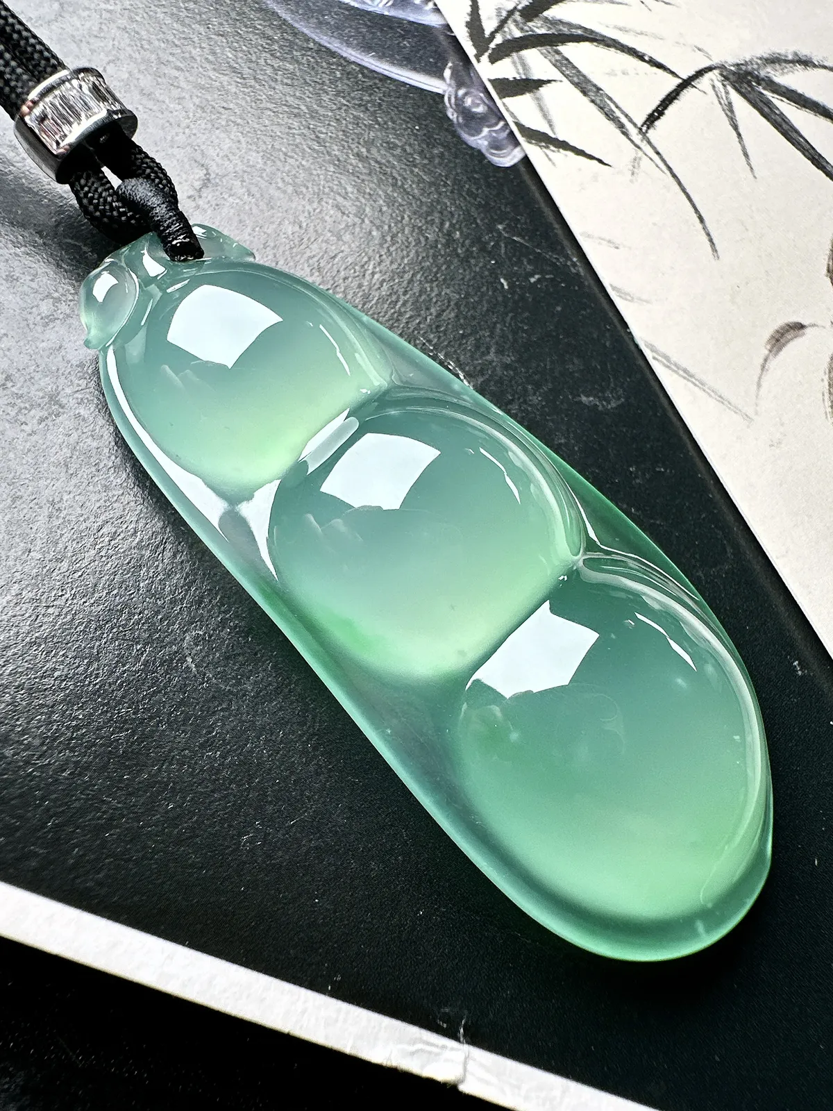 【冰种巨无霸福豆吊坠】飘一抹绿，起钢光，种地上乘，冰感十足，通透起光，饱满圆润，收藏品质