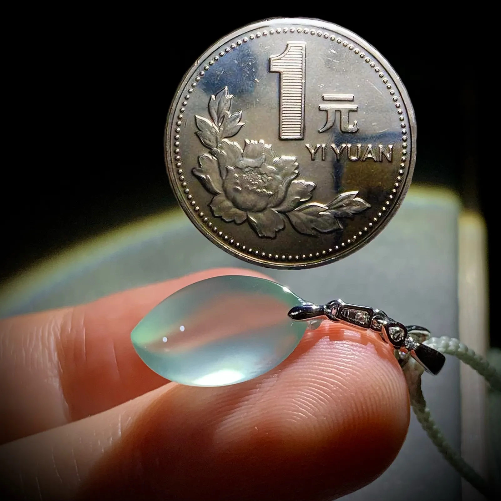 高品质玻璃种福瓜，
29.5-裸石16-9.2-5mm，
18K金，南非钻