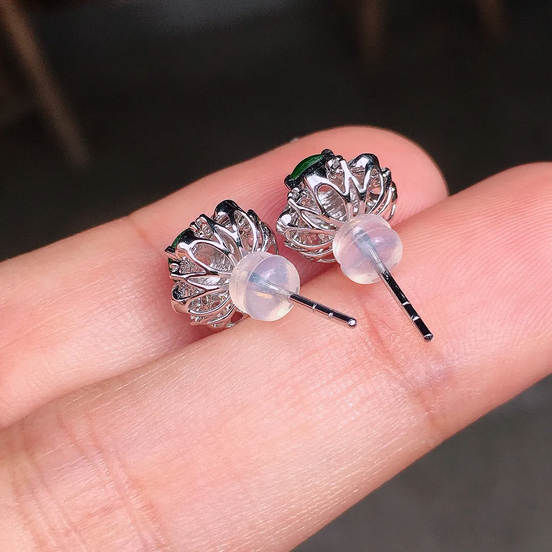 阳绿蛋面耳钉，色泽均匀艳丽，玉质细腻，荧光感超
强，饱满圆润，尽显优雅气质，18k
金豪华镶嵌