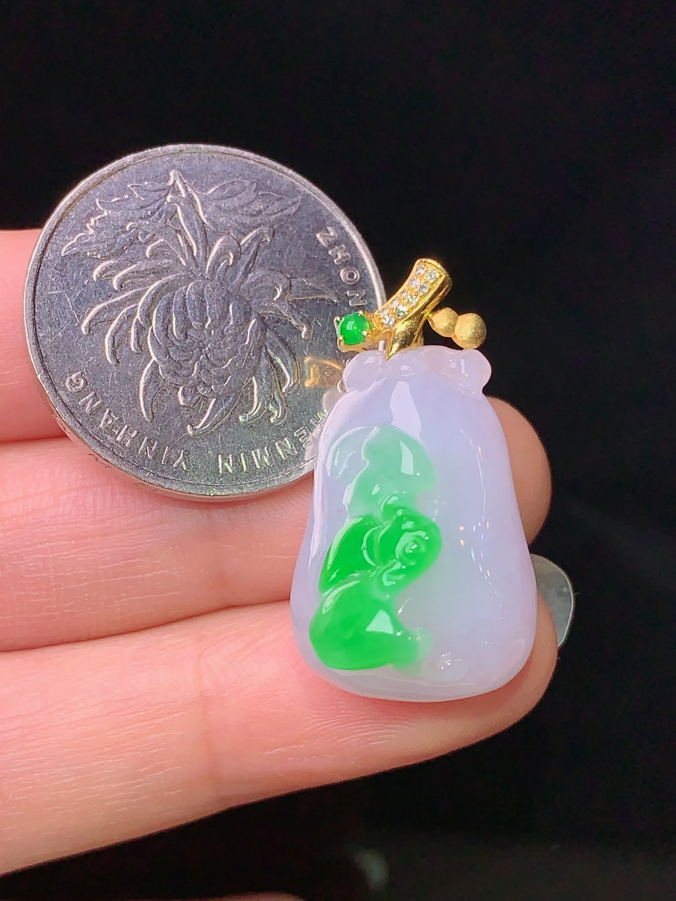 18k金钻镶嵌飘绿福瓜吊坠 玉质细腻 色泽清新艳丽 整体尺寸28.5*15.6*14.3