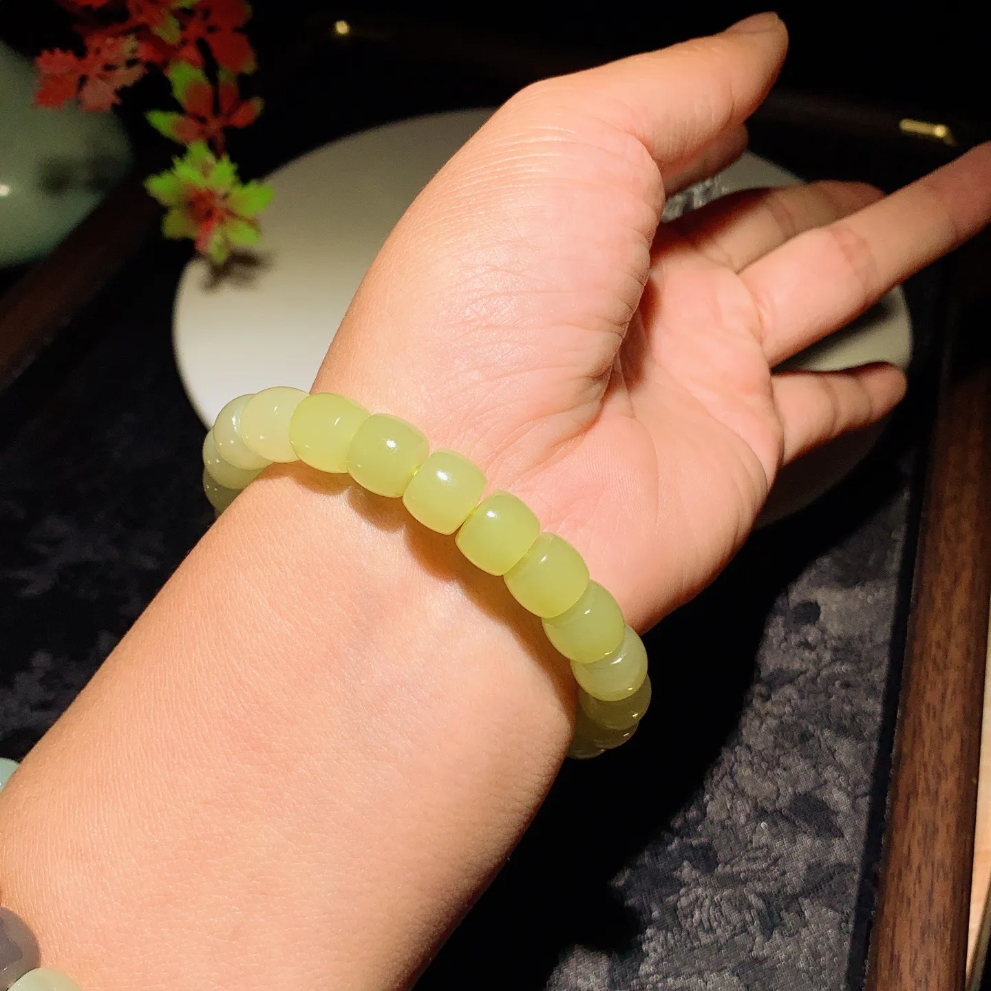 和田玉黄口料直切老型珠手串。单颗尺寸8/10！玉质细腻油润。手推出油。佩戴高端典雅。lt251110