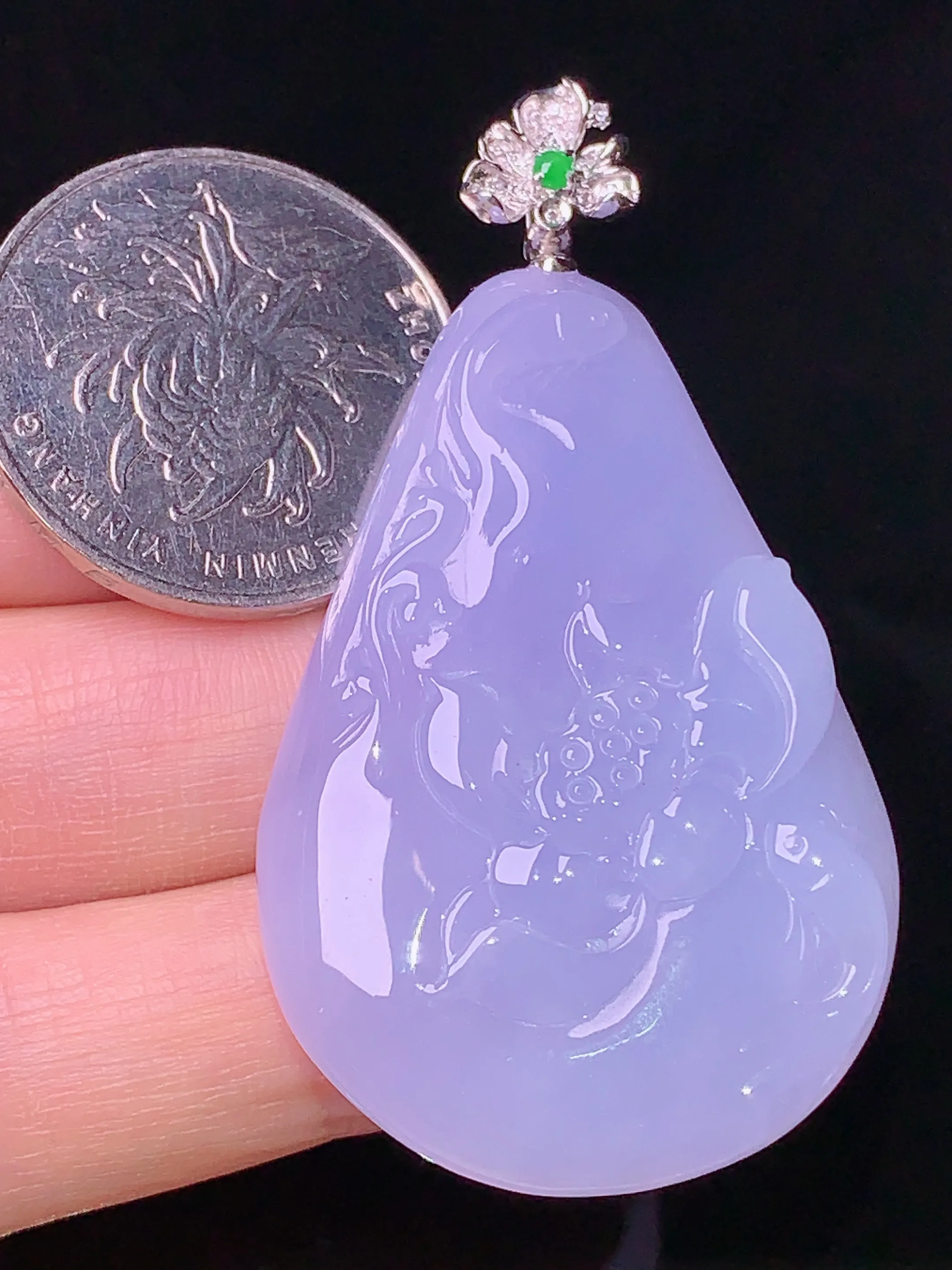 18k金钻镶嵌紫罗兰荷花吊坠 玉质细腻 色泽清新艳丽 整体尺寸55*29.6*7.2