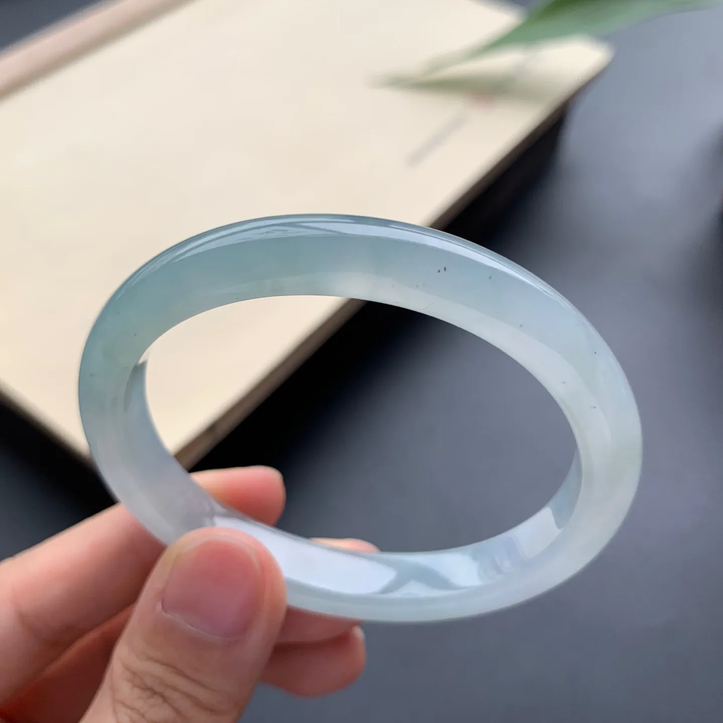 52圈口冰油贵妃手镯 尺寸：52-45.2-9-6.5，无纹裂，水润起胶，细腻光滑