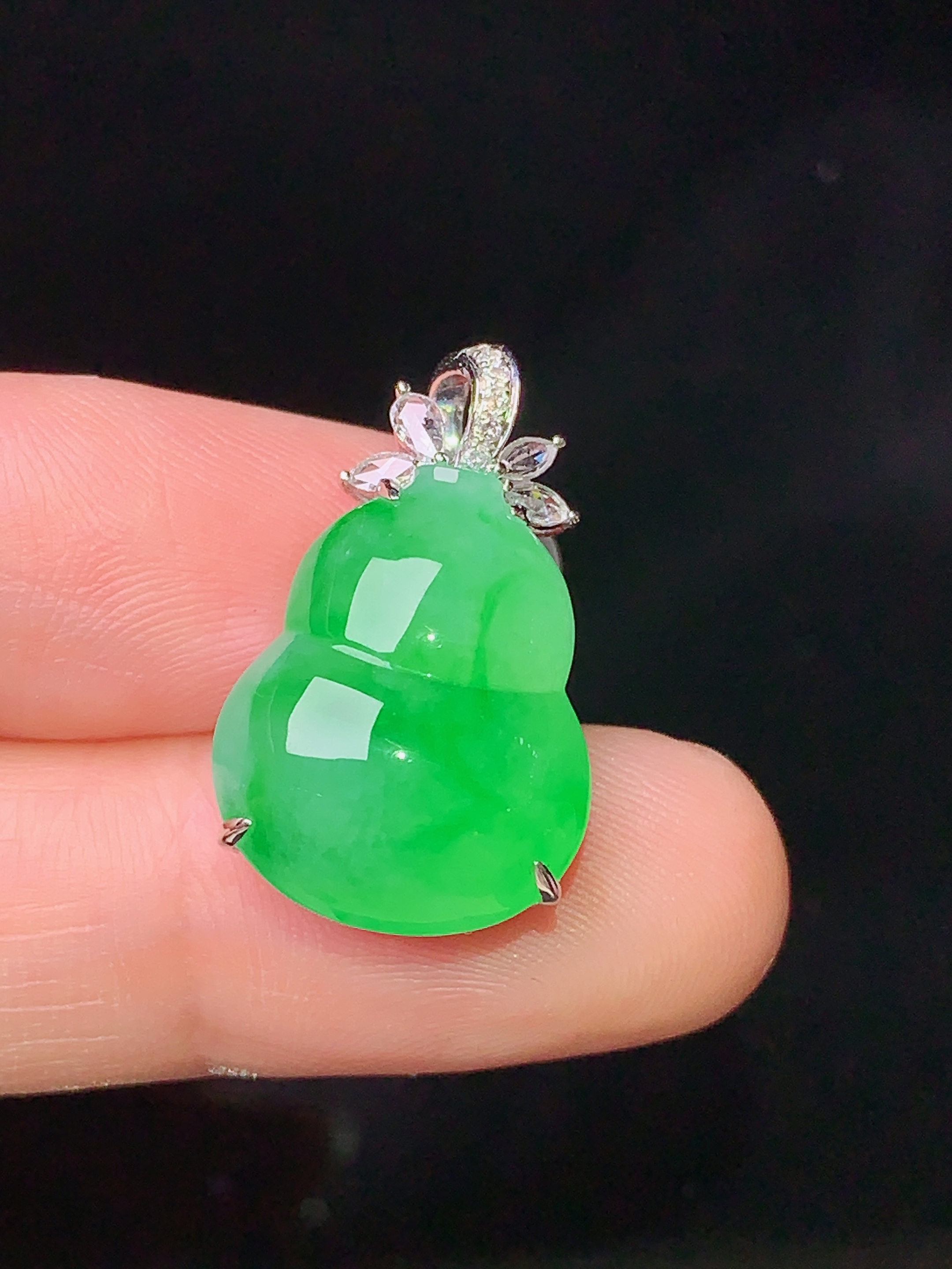 18k金钻镶嵌翠绿葫芦吊坠 玉质细腻 色泽清新艳丽 整体尺寸23.5*14.3*9