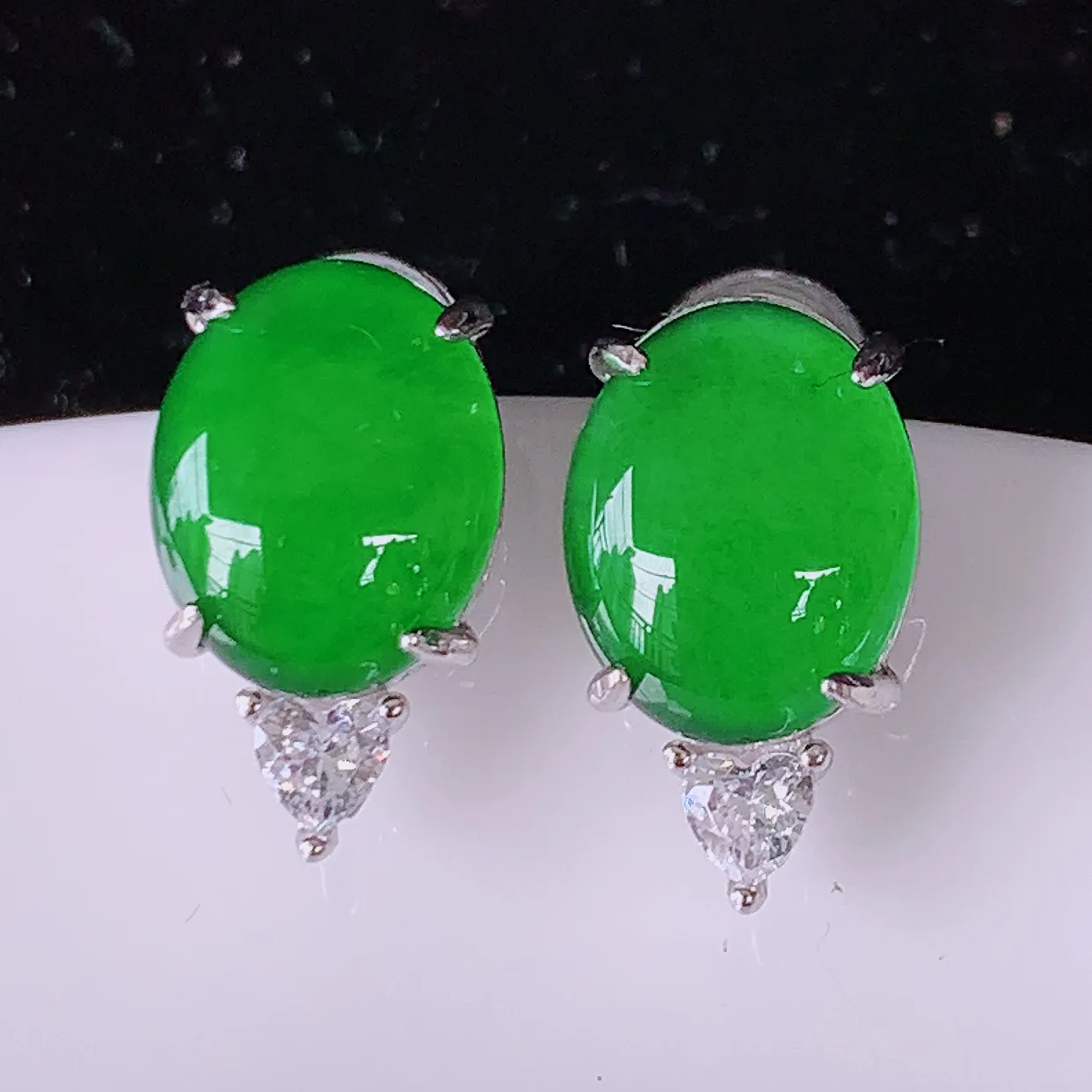 冰透满绿翡翠925银镶嵌耳钉，自然光实拍，翠色灵动，颜色漂亮，种老水足，品相佳，佩戴佳品！#97.10整体18*13.5*8裸石10-8