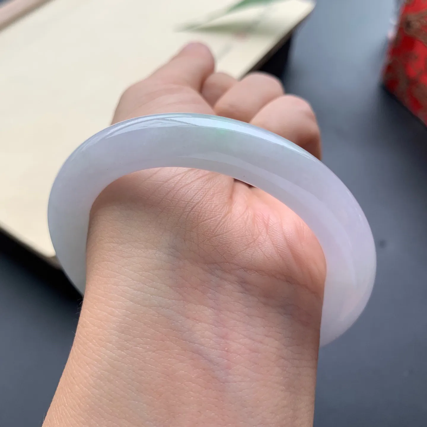 53.8圈口飘绿圆条手镯 尺寸：53.8-9.6，无纹裂，细腻光滑，条形饱满