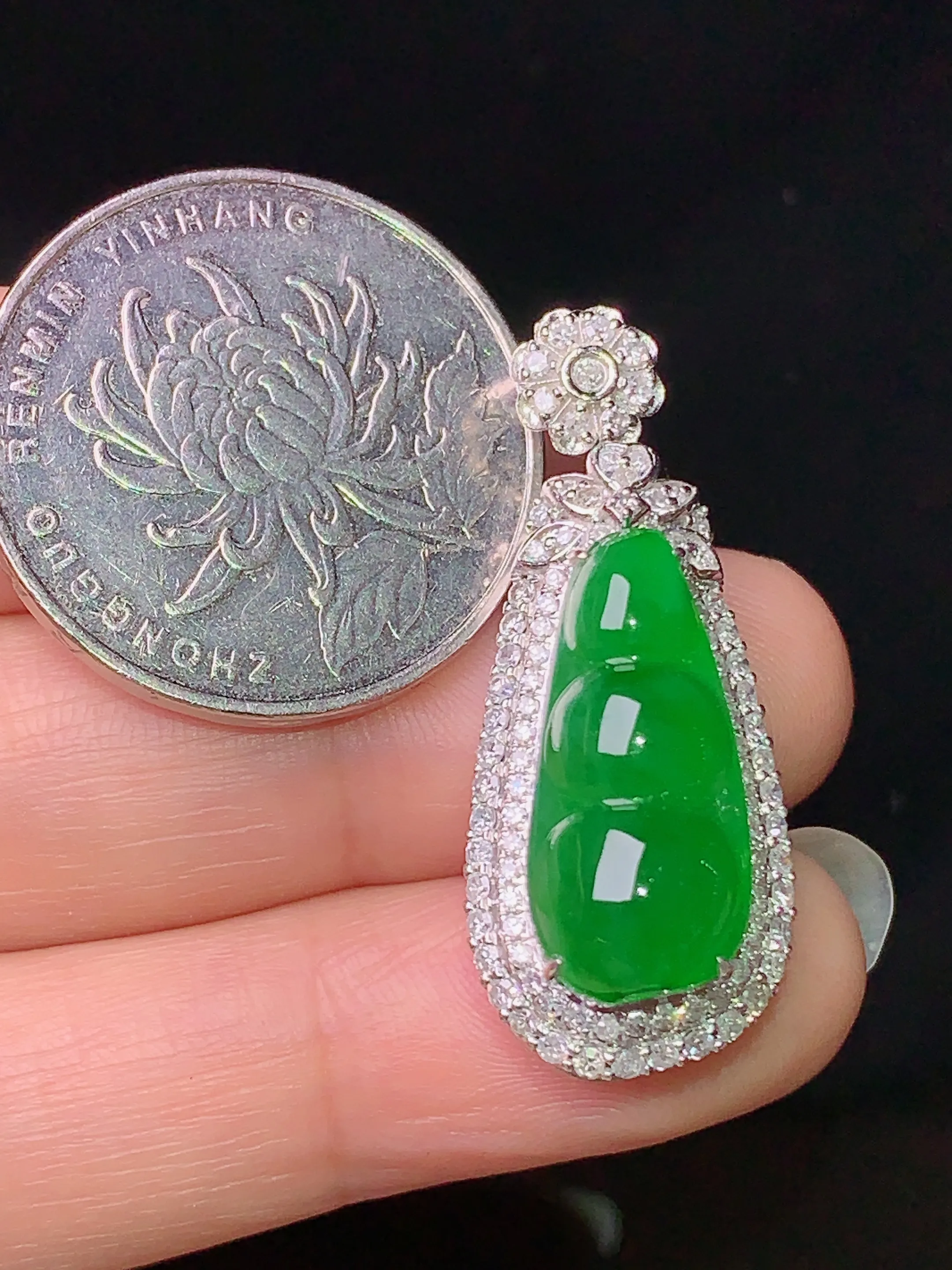 18k金钻镶嵌满绿四季豆吊坠 玉质细腻 色泽清新艳丽 整体尺寸33.3*13.6*12.2