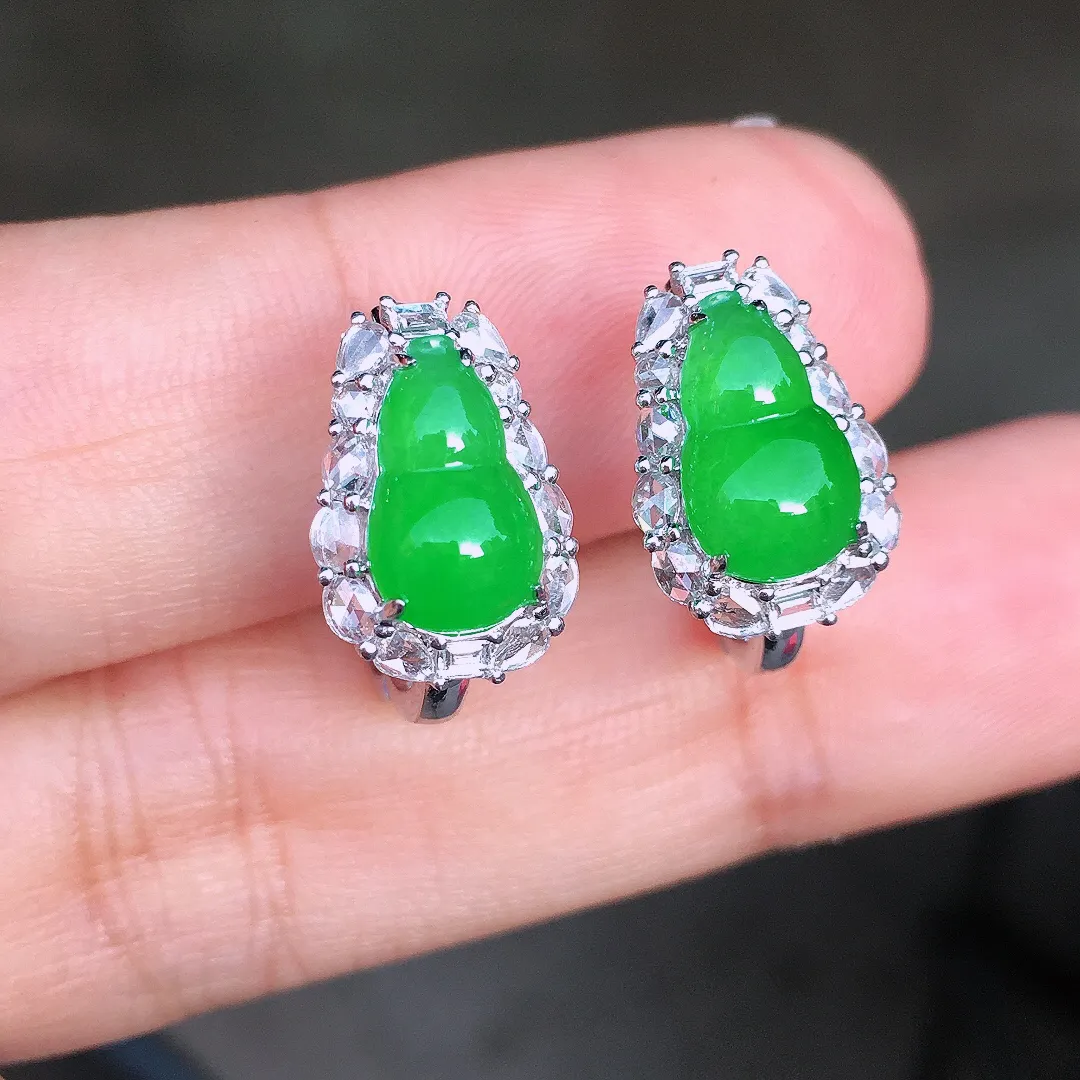 阳绿葫芦耳钉，色泽均匀艳丽，玉质细腻，荧光感超
强，饱满圆润，尽显优雅气质，18k
金豪华镶嵌