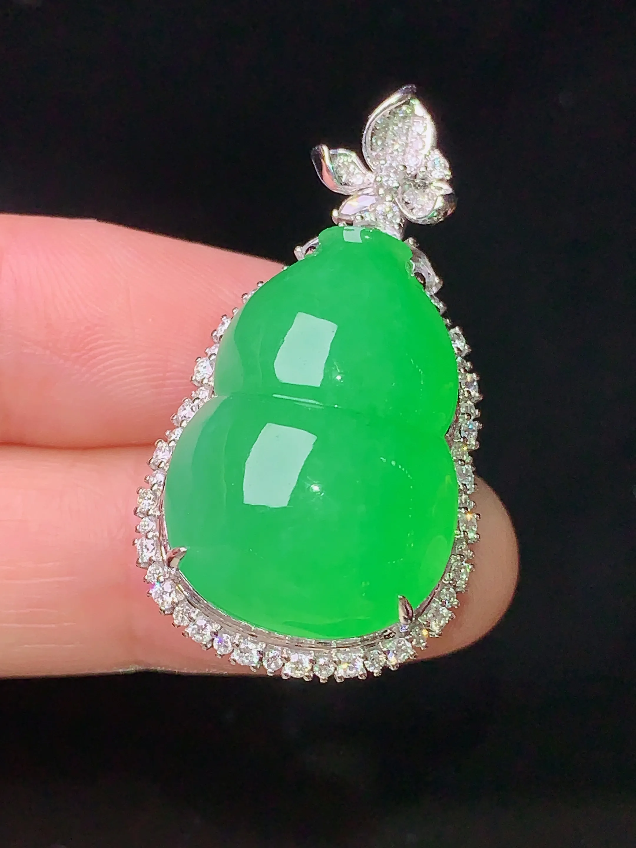18k金钻镶嵌翠绿葫芦吊坠 玉质细腻 色泽清新艳丽 整体尺寸36.8*20*14.8