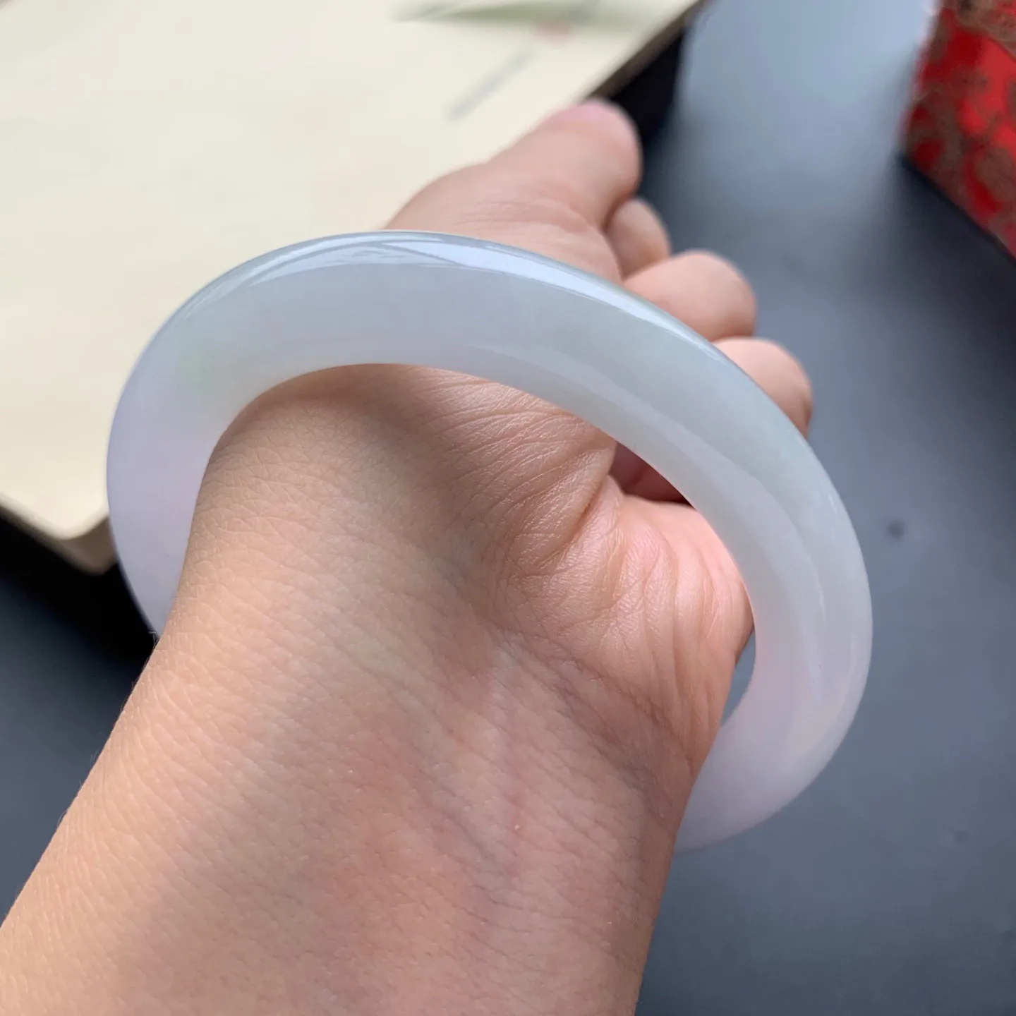 53.8圈口飘绿圆条手镯 尺寸：53.8-9.6，无纹裂，细腻光滑，条形饱满