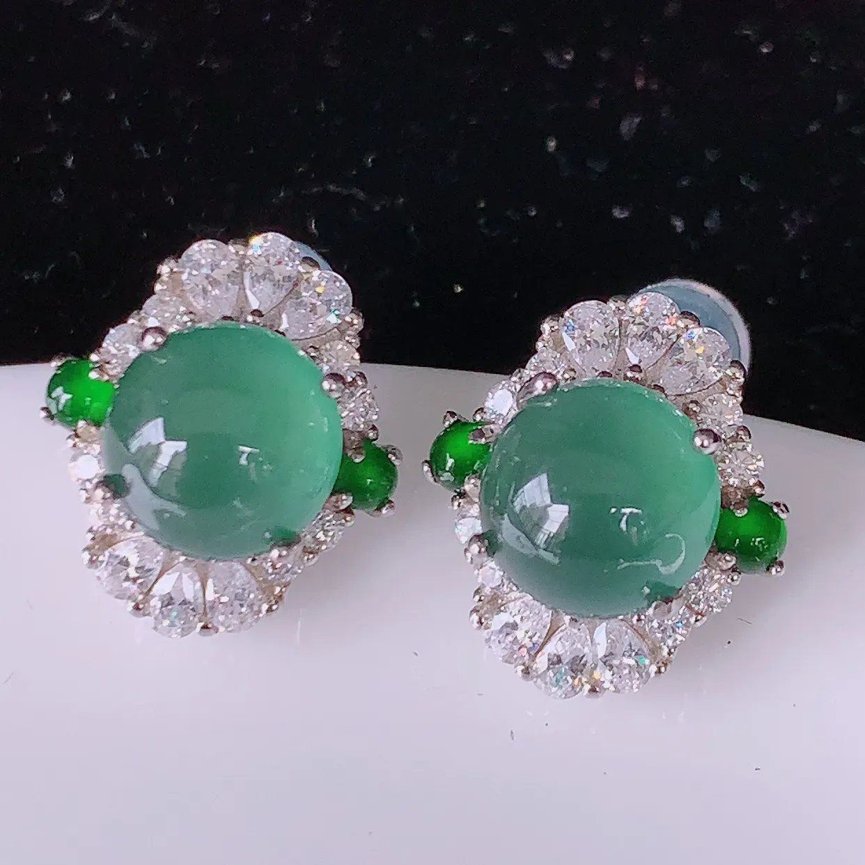 冰透满绿翡翠925银镶嵌耳钉，自然光实拍，翠色灵动，颜色漂亮，种老水足，品相佳，佩戴佳品！#97.10整体19.5*13*15裸石8.2*8.2
