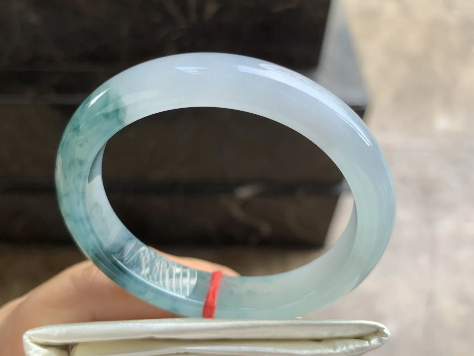 53-11.5-8mm
冰种飘花贵妃手镯 水润光泽 正圈51可带