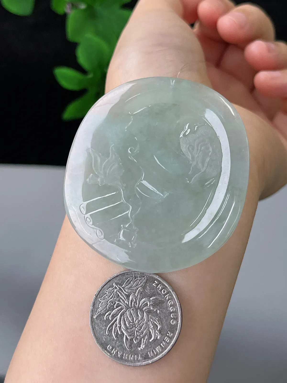 翡翠冰糯种淡绿色吊坠