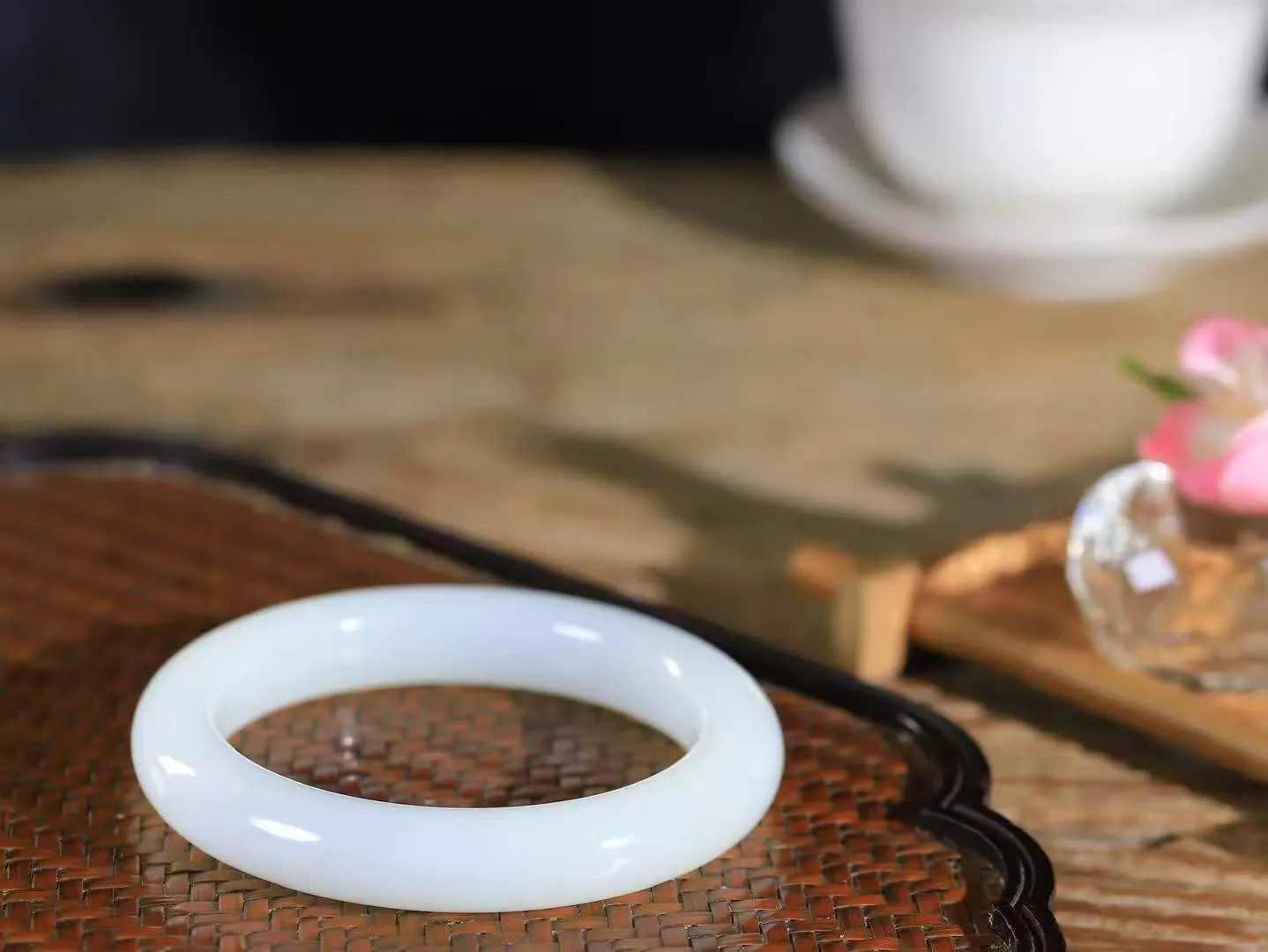 （温柔雅致.手镯）

收藏级臻品️和田玉白玉手镯。镯型饱满，温润细腻，脂润沁香。️执一卷书，