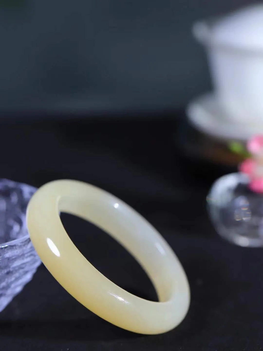 （一见钟情.手镯）

精品️和田玉糖白玉手镯，玉质温和莹润，精光内蕴，手感舒适。整器简约，打磨光洁，让人爱不释手，料美艺精，萦绕于手，尽显高贵之姿。重49.5克 内径52.5mm尺寸12.6-8.3mm   FDA-101101073