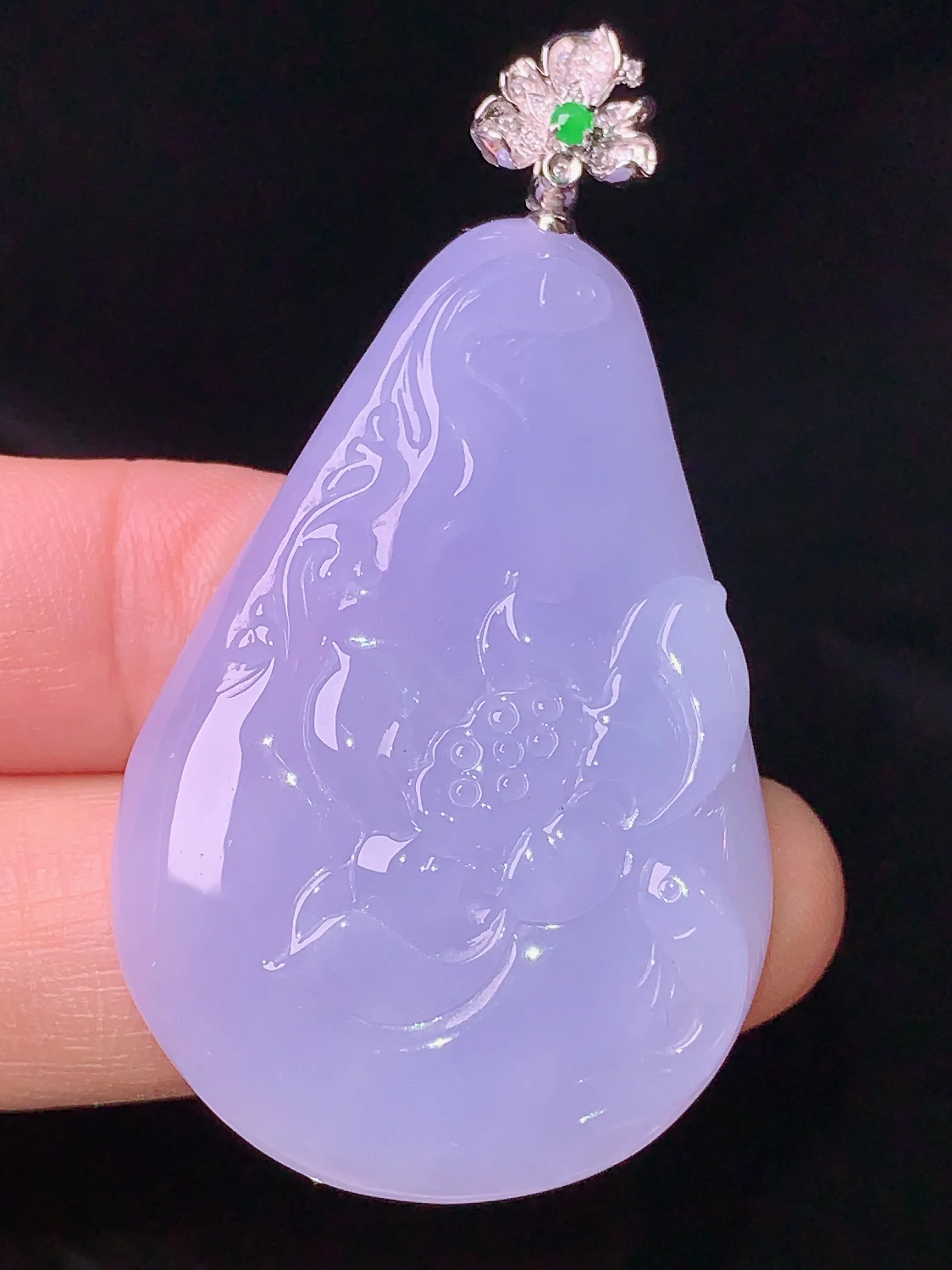 18k金钻镶嵌紫罗兰荷花吊坠 玉质细腻 色泽清新艳丽 整体尺寸55*29.6*7.2